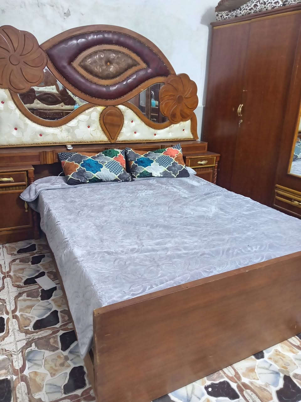 السعر ٥٠٠ وبيهه مجال مستعجل ع بيعهه ٠٧٧٤١٠٣٠٦١
