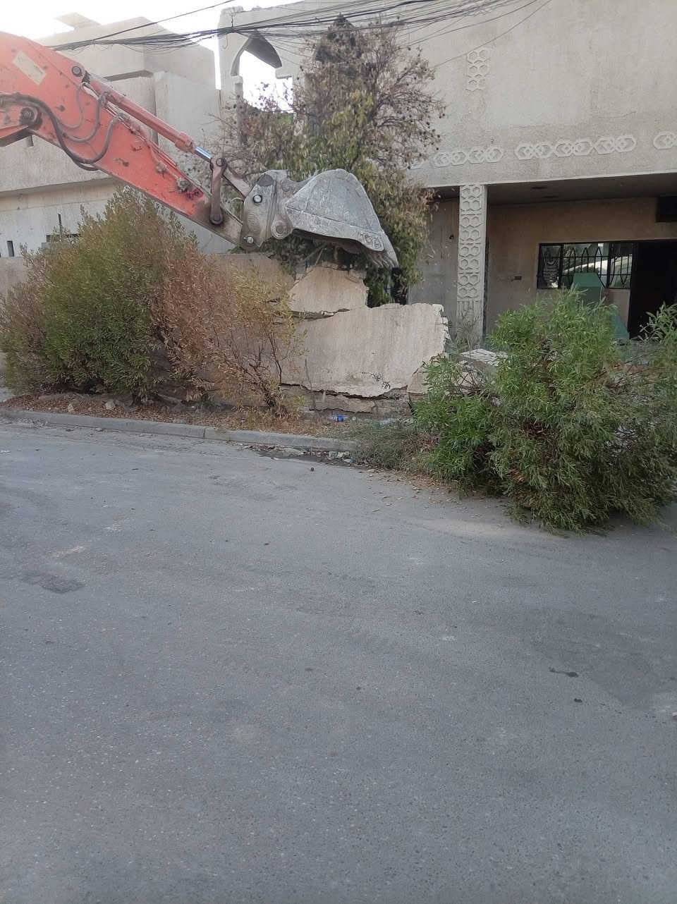 مستعدون لهدم الدور ورفع الانقاض
***********
***********
