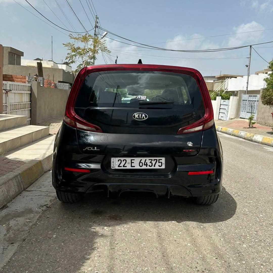 � للبيع -Kia Soul 2020 GT LINE اعلى فئه
🔹 الموديل: 2020
🔹 اللون: اسود 
🔹 المحرك: 2.0 لتر – 4 سلندر
🔹 ناقل الحركة: أوتوماتيك (CVT)
🔹 العداد: 74 الف كم قابل للزيادة
🔹 رقم اربيل
 🔹سنوية و رقم جديد

المواصفات الداخلية:

 • شاشة معلومات وترفيه 10.25 إنش
 • دعم Apple CarPlay & Android Auto
 • شحن لاسلكي للهواتف
 • مقاعد كهربائية
 • تدفئة و تبريد للمقاعد الامامية مع تدفئة للمقاعد الخلفية 
. تدفئة ستيرن
 • تشغيل بصمة
 • تحكم كامل من المقود
 • بلوتوث + USB
 • تكييف أوتوماتيك
 • شاشة عدادات واضحة
 • خامات داخلية جلدية نظيفة ومريحة
. انظمة تحديد مسار ومانع انزلاق و إطفاء تلقائي عند الوقوف مع شاشة( داتا شو) عرض السرعة على الدشبول

أنظمة السلامة والمساعدة:

 • رادارات أمامية 
 • نظام النقطة العمياء (Blind Spot Monitoring)
 • تنبيه حركة المرور الخلفية
 • كاميرا خلفية
 • نظام الثبات والتحكم بالانزلاق

//سياره وارد كندي 
ضربه خلفيه فقط كما موضح بالصور 
بدون ايرباك

مميزات إضافية:

 • اقتصادية في الوقود
 • السيارة نظيفة وجاهزة للاستخدام

العنوان 📍 كركوك منطقه سيكانيان 
📞 للتواصل والواتساب : ***********
الــســعر/  130 ورقه وبيه مجال للشراي 

رابط الواتساب المباشر للمراسله لصاحب سياره👇🏻☑️

https://wa.me/964***********
