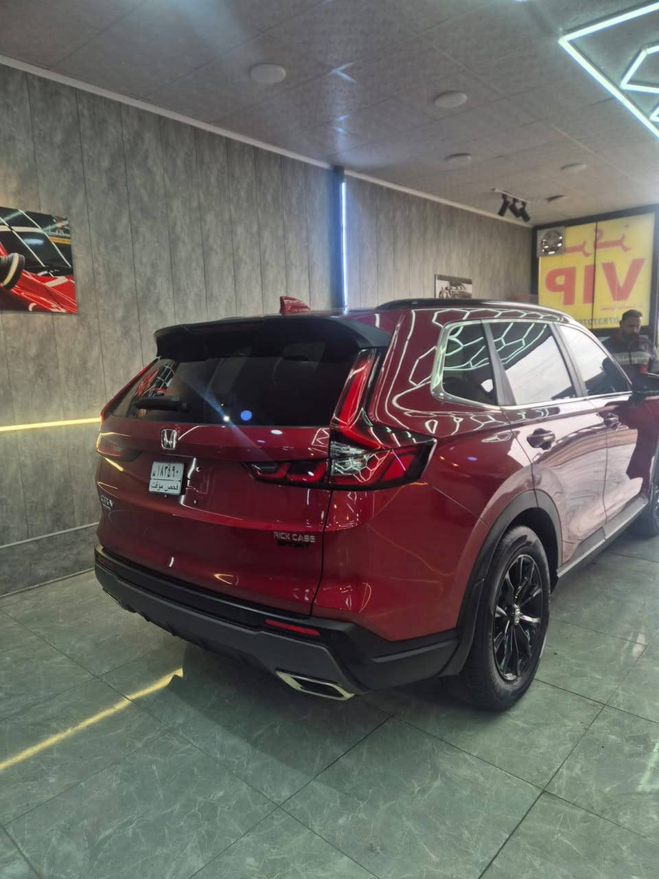 🚗 للبيع: هوندا CR-V Sport Hybrid موديل 2025 (بحالة شبه صفر) 
🚗المحرك والأداء: محرك هايبرد 2.0L (قوة 204 حصان) يجمع بين العزم القوي والاقتصاد الفائق في الوقود.

الممشى:,4629 ميل  فقط.
المظهر الخارجي: لون أحمر ميتاليك مميز جداً، مع ويل كب رياضي مقاس 18 إنش ولمسات باللون الأسود اللامع (Gloss Black).

المقصورة والتقنيات: مقاعد رياضية بتطريز برتقالي، شاشة لمس (Apple CarPlay & Android Auto)، فتحة سقف، تشغيل عن بعد، ودخول ذكي.

السيفتي والأمان: حزمة Honda Sensing الرادارية المتكاملة (رادار تفاعلي، الحفاظ على المسار، فرملة الطوارئ).

تقرير الحادث والبودي :
البودي بصبغ الوكالة بالكامل (تعديل بارد PDR صبغ شبر  في شفة البنيد والجاملغ الأيسر فقط pdr).
الإيرباك: المفتوح (الدركة + قدم السائق فقط) ولم يتم تصليحهم (على وضعهم). باقي إيرباكات السيارة كاملة وسليمة من بلادها. 
نظام SPORT
نظام NORMAL
نظام ECO
نظام SNOW
نظام نزول منحدرات
السيارة جاهزة لأي فحص.📍 مكان المعاينة: النجف الأشرف💰 السعر المطلوب: 25500$

📞 للاستفسار والتواصل: [***********] أو راسلني واتساب.

