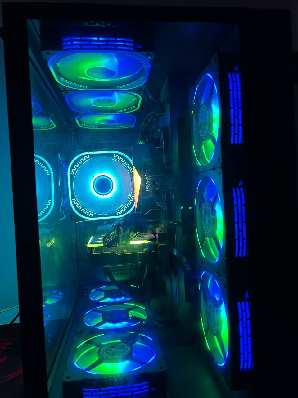 مواصفات PC
كرت الشاشة (GPU): NVIDIA RTX 3060  المعالج (CPU): AMD Ryzen 5 2600X  12GB (نسخة قوية جداً للألعاب والمونتاج)  
 الرامات (RAM): 16GB بسرعة 3200 MT/s  
 اللوحة الأم (Motherboard): ASRock B450M Pro4-F  
 التخزين (Storage): مساحة إجمالية حوالي 1.179TB  
 الباور سبلاي (PSU): GameMax ES-650W — 650W 80 PLUS  
 المبرد (CPU Cooler): مبرد هواء ممتاز  
 الكيس (Case): Gaming Mid-Tower مع زجاج جانبي وأضواء RGB  
 التبريد والمراوح: مزود بـ 10 مراوح RGB لتهوية وتبريد مثالي  تحكم بالريمونت
 نظام التشغيل: Windows 11 جاهز ومفعل  

مواصفات الشاشة:
 الماركة ZXT
 الحجم: بوصة (24")
 معدل التحديث (Hz): 165 هرتز (سلس جداً للألعاب التنافسية)
 ماوس وكيبورد ميكانيكي من شركة ريدراون (Redragon) بأزرار حمراء وياها كيم باس شهر مجاني 
 السعر الإجمالي (للكيس والشاشة وماوس وكيبورد وباد ماوس):1100 مليون وميه
 الموقع: البصرة
