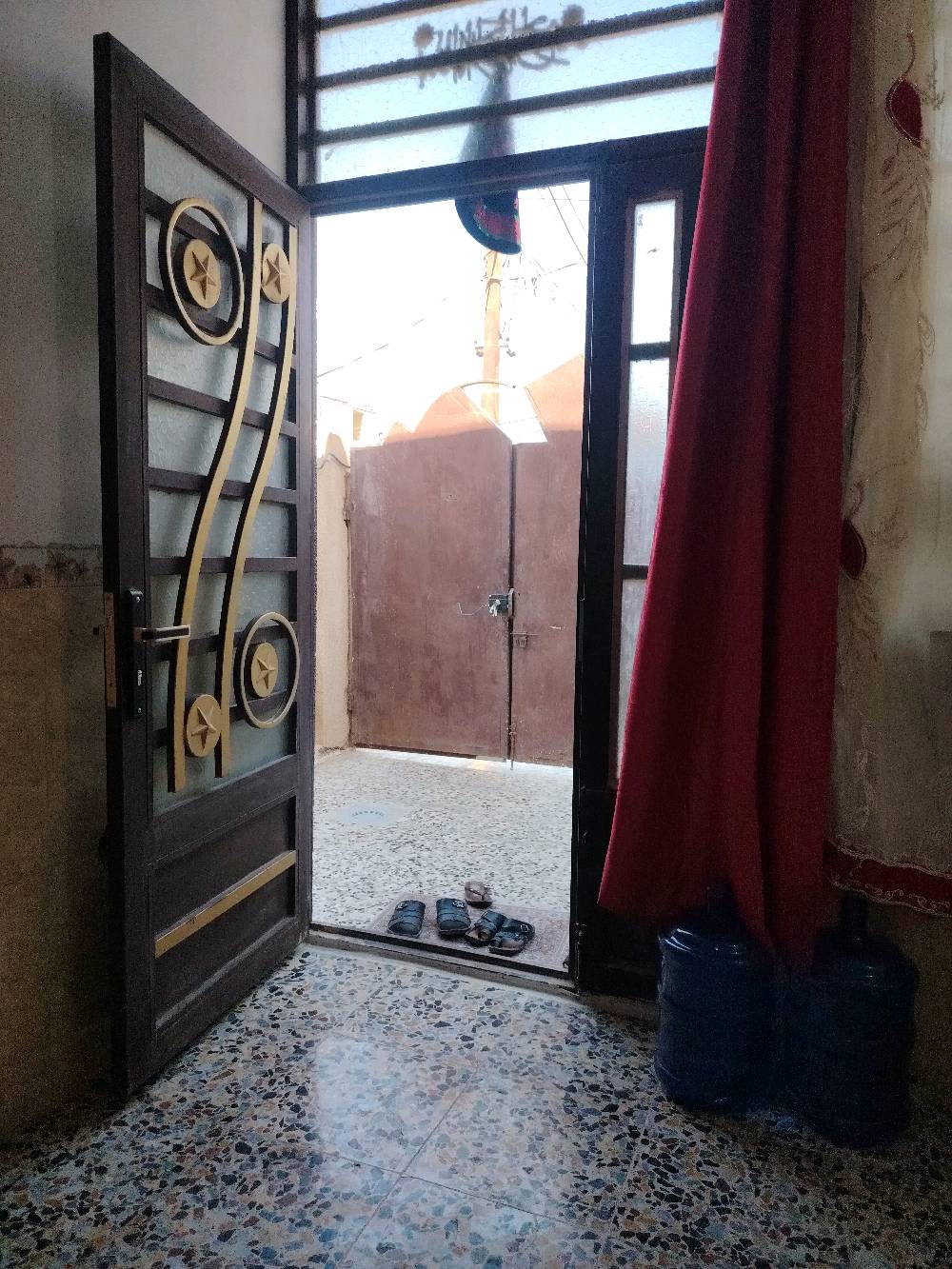 دار للبيع في كربلاء مساحة 100 متر طابو صرف سكني حي الطاقة قطاع ١٨ قرب مدرسة وليد الكعبة موقع البيت على شكل حرف T واجه البيت 5متر النزال 20 البيت عالي عن الشارع متر يبعد عنك الامام الحسين 6كيلو يتكون البيت من غرفة النوم واحدة ومطبخ و وحمام ومرافق وستقبال واثنين منور وسطح عدد اثنين وبيتونا وطارمة وممر   والمنطقة كاملة الخدمات ماء مجاري تبليط كهرباء مقرنس و مدارس ومستشفى وكراج وخط للسيارات 500 دينار إلى الامام سعر الدار(110) رقم الجوال( ***********) ابو علي