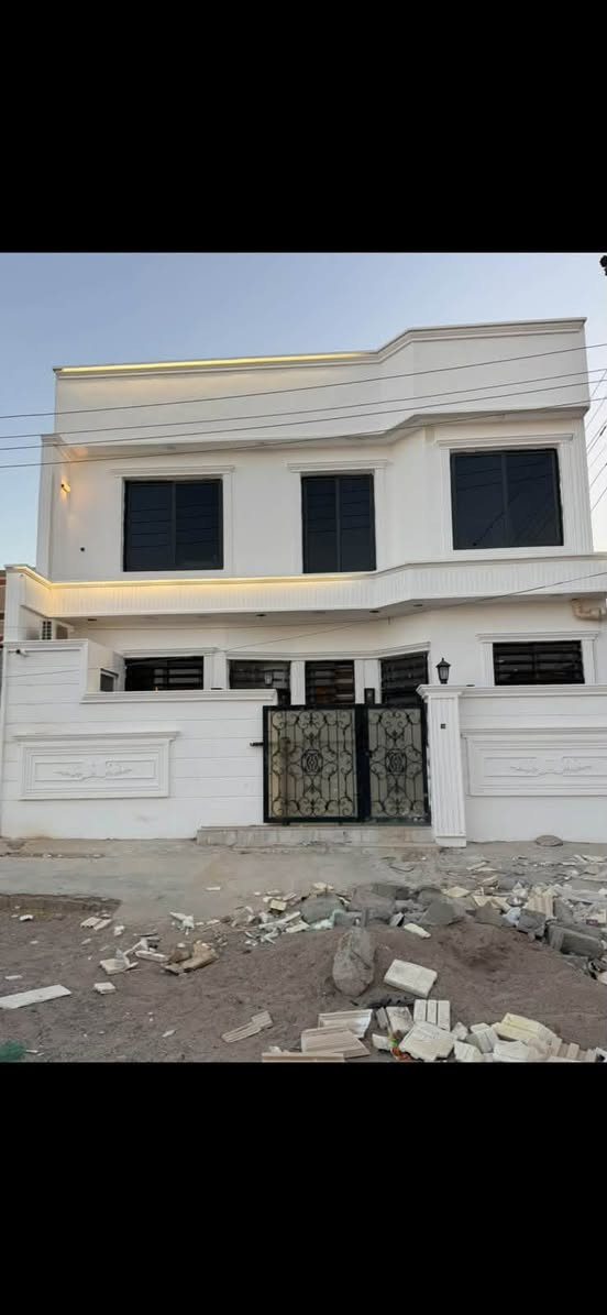 السلام عليكم 
بيت للبيع مربع الذهبي ١٠٠ متر مربع ٣ غرف نوم وصاله وخطار ومطبخ وصحيات البيت حديث وجديد
السعر ٨٣ وبي مجال 
للأستفسار ***********
