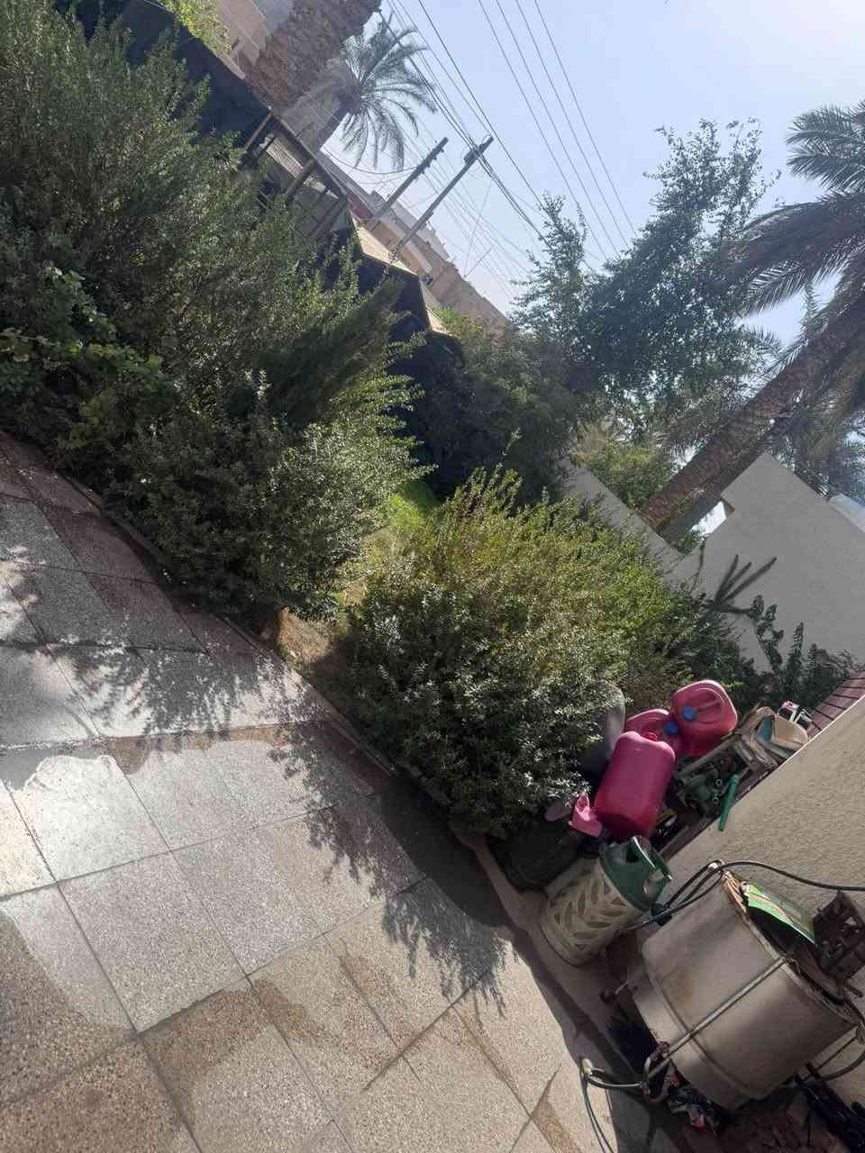 بيت بمساحة 420 م2، يتميز بتصميم عصري وحالة إنشائية ممتازة، تم تحديثه بالكامل عام 2023 بتشطيبات مودرن حديثة.

مواصفات البيت:
• كراج يتسع لسيارتين
• حديقة خارجية كبيرة
• حديقة داخلية بتصميم مودرن + شلالات
• صالة استقبال مودرن
• 5غرف نوم مودرن
• 4 حمامات مودرن
• 2 دريس روم مودرن
• مطبخ كبير اسباني
• هول داخلي مودرن

الموقع:
• قريب جداً من جامع فخري شنشل
• عرض الشارع 12 متر مع رصيف

البيت بحالة جيدة جداً وجاهز للسكن، مناسب للعوائل الباحثة عن الراحة والموقع المميز.
للاستفسار التواصل على ***********
سعر المتر بثلاث ملايين الموقع حي الجهادي في حي الاطباء بغداد, العراق
