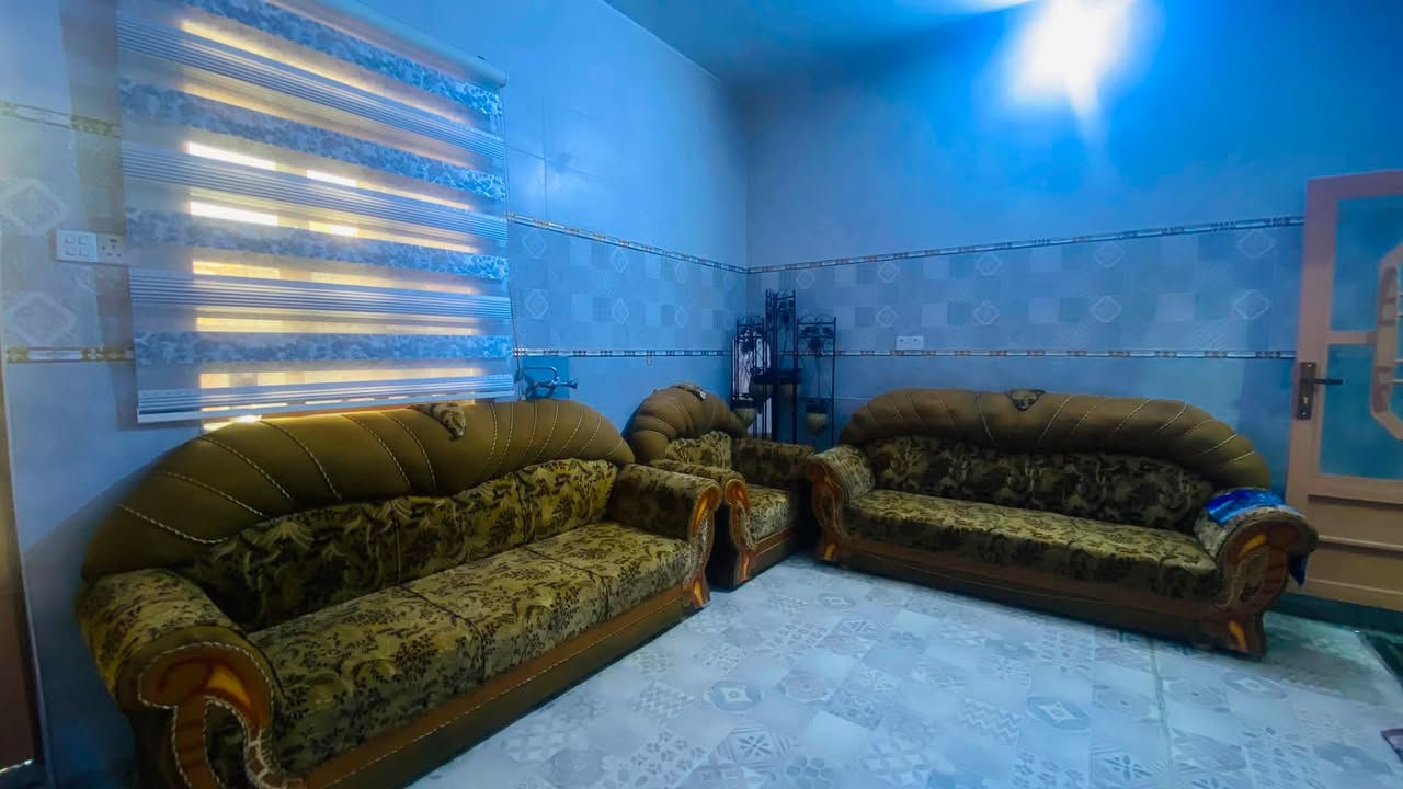 السلام عليكم 🫡
تخم 20 مقعد نضيف 
4كبار 8 صغار السعر 350 وبي مجال حك الجيه
***********
