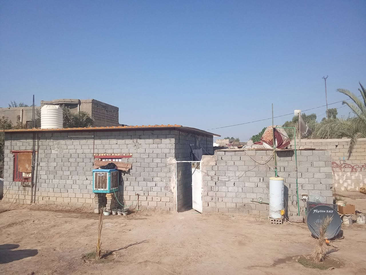 بيت تجاوز لبيع مساحته 179متر غرفتين 4ب4صاله ب6ب4مطبخ 3ب4 مكاني محاويل سعر 20وبي مجال ***********
