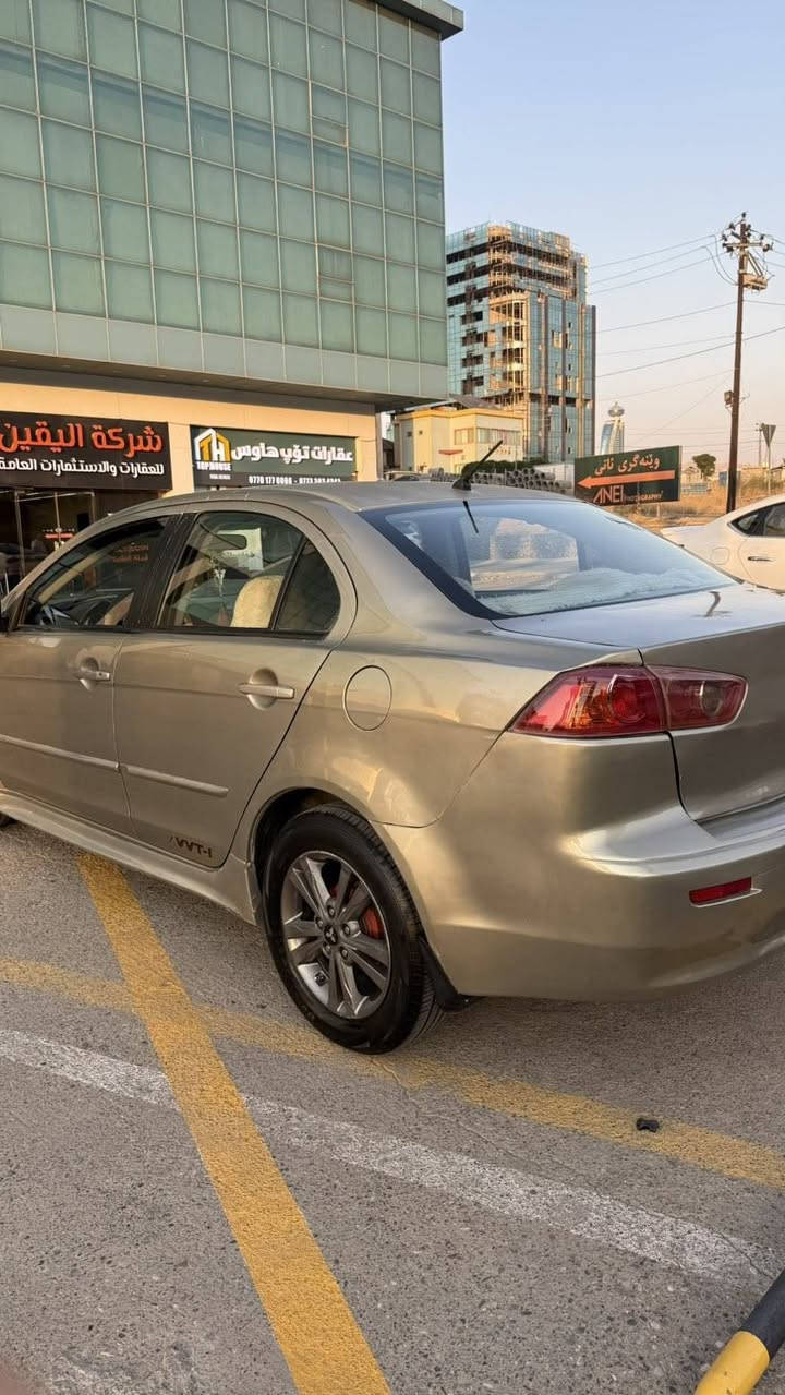 لانسەر قرش 2008
ناو زەرد
مەکینە گەورە 
سەنەوی تا 2028 تازەیە 
خەلیجی 
گێڕ و مەکینە بەشەرت هیچ عەیبی نەبێت
سەیارەکە حیزام بۆیاخە 
قرچی پێش و دوای قرچەکانی بچوکن زۆر کەمە 
نرخی 67 گەڵا 
***********
