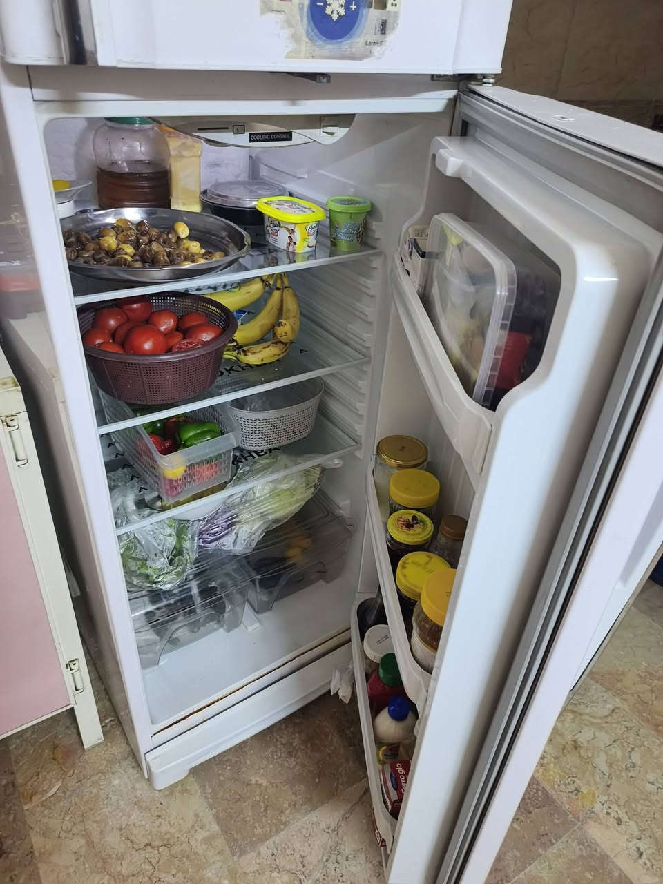 ثلاجه للبيع. بيها ليك ضربه برغي المكان الحبيبيه ساحه الحمزه ***********

