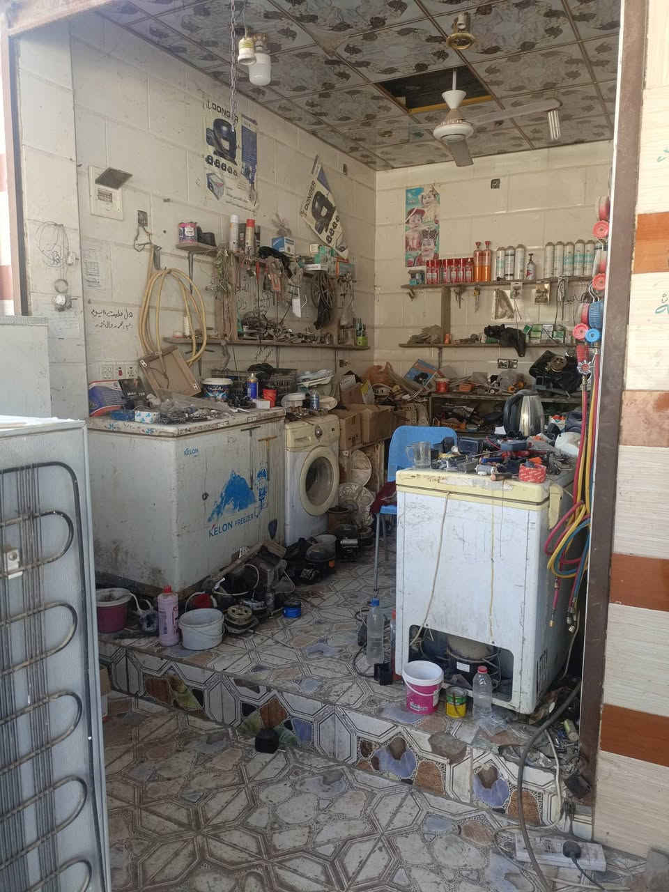 محل تبريد ثلاجات وغسالات كامل مكمل تجي كبل تشتغل ماناقص شي بطلين اوكسجين وقنينه غاز ومواد حتياطيه خير من الله بي ولمخزن متروس غراض بي معاميل خير من الله معروف المحل بمغربه شارع السوك سبب البيع عدم تفرغ الشراي ولمهتم يتفضل خاص او الاتصال ***********

