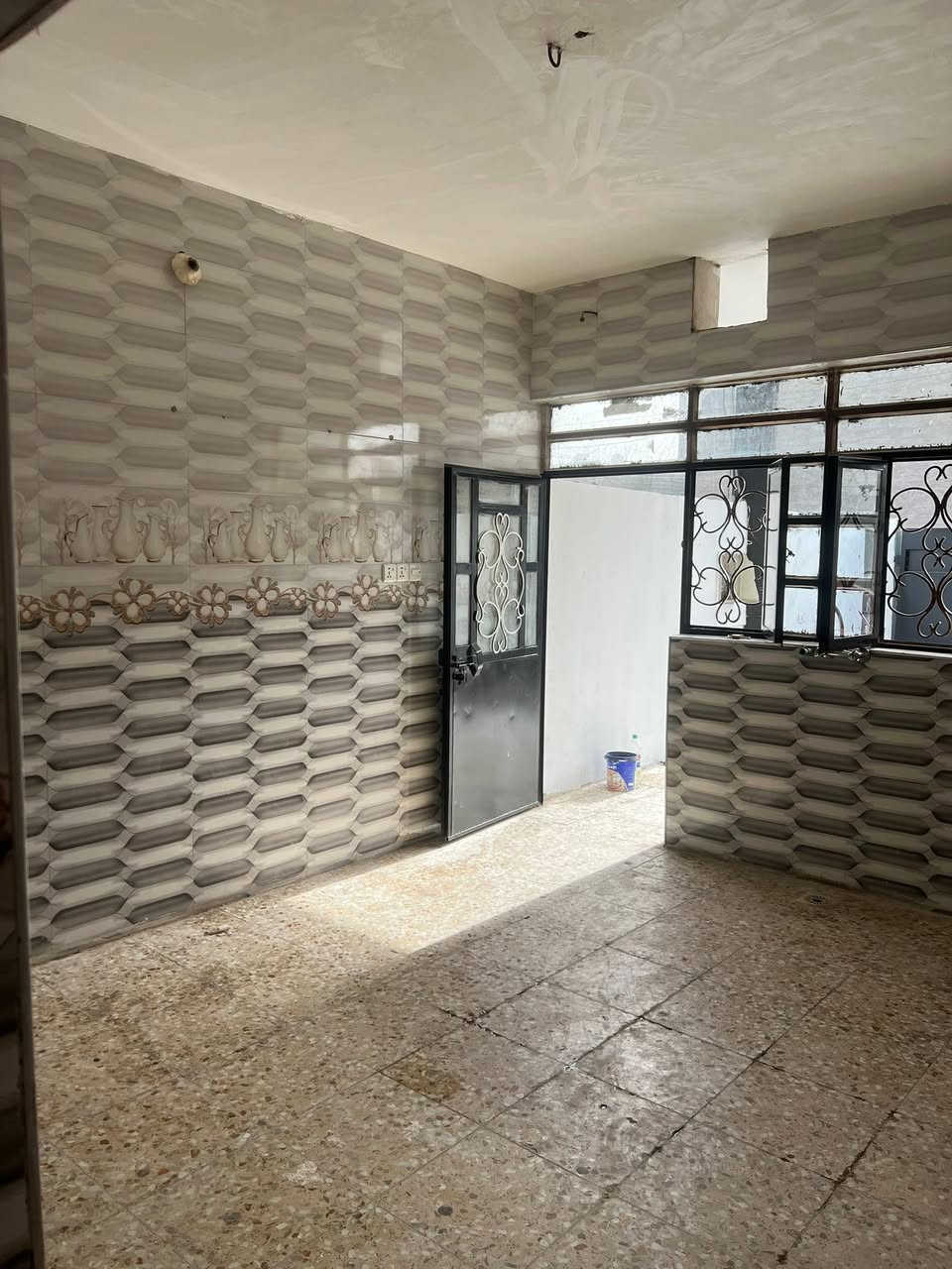 بيت للبيع ابي غريب حي الشهداء الجديدة حي اشبيلية.المساحة150 متر استقبال و مطبخ وصالة كبيرة وغرفتين نوم ومنور او ترك السعر 75 وبي مجال للشراي رقم الهاتف ***********

