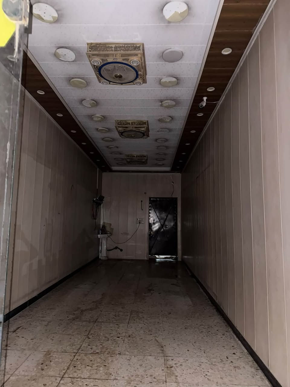 محل للبيع
السلام عليكم محل للبيع في سوق رضا على الشارع العام 
للتواصل *********** محل جديد ديكور كامل مع جام خانه ومنظومة كامرات حديثة ما يحتاج اي شي
