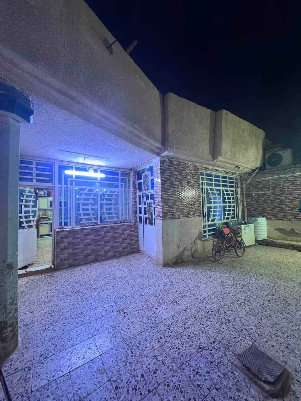 بيت معروض للبيع مساحة 200 متر طابقين والبيت جاهز للسكن بالكامل كله كاشي وسيراميك ويحتوي على حمامات داخلية وخارجية بالطابقين وموقعه بشارع الشمري قرب مدرسة التضامن وقرب علي للتبريد وقريب عليه 3 مدارس ابتدائية ومتوسطة وإعدادية السعر 82 ومستعجلين بالبيع والبيت مناسب جداً للسكن للتواصل ***********
