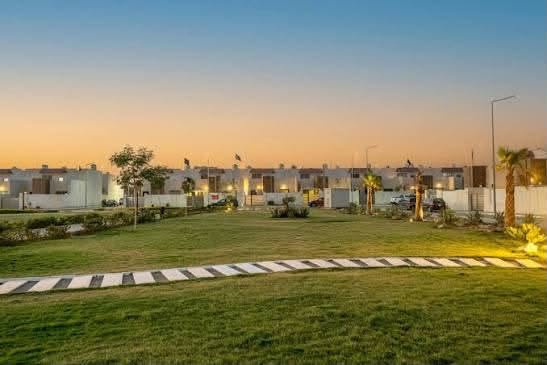 بيت للايجار مساحة ٢٠٠ متر طابق ونص بلوك ١٧ في مجمع جوهرة بغداد السكني، يحتوي على صالتين ومطبخ و ٣ غرف نوم / ٢ سويت. وخمس حمامات. بالاضافة الى حديقة داخلية وخارجية. 
المجمع متكامل من جميع الخدمات، حدائق وملاعب ومدارس ومطاعم وسوبر ماركت. الموقع بغداد الدورة / سريع الدوره الجديد يبعد ١٠ دقائق عن مول العراق.
الايجار ٦٠٠ الف. 
***********
