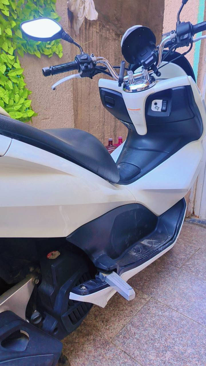 دراجة pcx ياباني الجيل الاول للبيع السعر ١٤ ورقة مكاني بغداد المدينة رقم الهاتف ***********واتس اب بغداد, العراق
