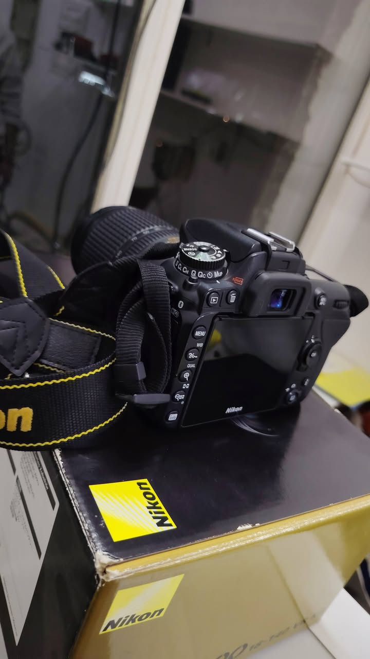 السلام عليكم، معروض للبيع كاميرا Nikon D7500 غنية عن التعريف للمحترفين والهواة، الكاميرا نظيفة جداً واستخدامها خفيف وبحالة الوكالة.

​المواصفات والتفاصيل:

​الموديل: Nikon D7500

​عداد الشتر (Shutter Count): 8,871 ضغطة فقط! (يعني الكاميرا عمرها طويل جداً والشتر بحكم الجديد مقارنة بالمعروض بالسوق). 

​النظافة: ممتازة جداً 100%، بدون أي عيوب مصنعية أو خدوش، والأزرار والستيكرات كلها بحالة ممتازة.

​الملحقات: تأتي مع ملحقاتها الأصلية كاملة (البطارية الأصلية، الشاحن الأصلي، وحزام الرقبة، والزوم ).
​المكان: [بغداد ].
​التوصيل: [متوفر ].
ويتوفر كذلك امبرلات من ماركة كوداكس كاملة الملحقات وبنظافة جيده قطعتين 

​💡 ملاحظة للمشتري: الكاميرا غير مصلحة نهائياً ومفحوصة بالكامل، وجاهزة للمعاينة والفحص قبل الشراء.

​للتواصل والاستفسار، يرجى المراسلة على الخاص أو الاتصال على الرقم: ***********
