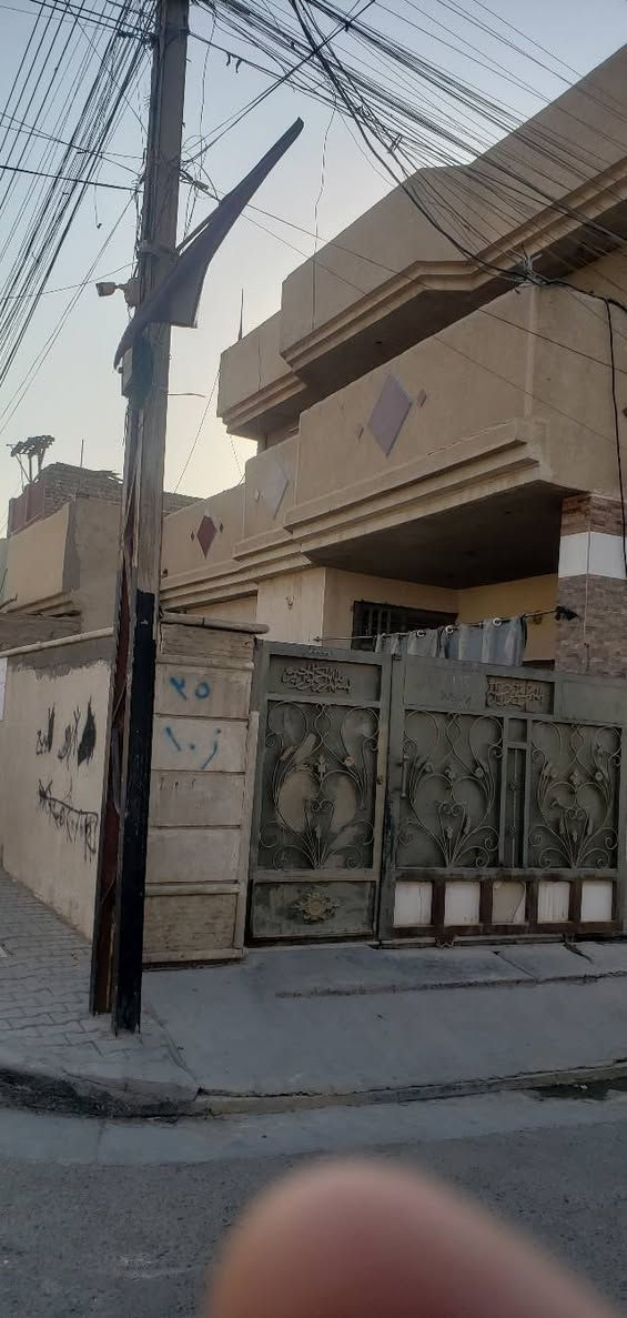 بيت للبيع مساحته ١٥٠ متر طابقين المكان جسر ديالى القديم نهاية شارع سبعين يحتوي عل تلث غرف نوم فوك وغرفه واستغبال ومطبخ وصاله وصحيات داخليه وكراج جبير وصحيات خارجيه للاستفسار الاتصال على ***********
