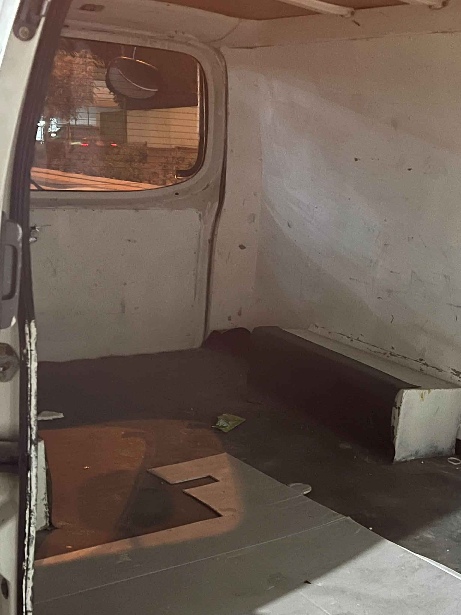 نيسان فان • ٢٠٠٤ • بنزين