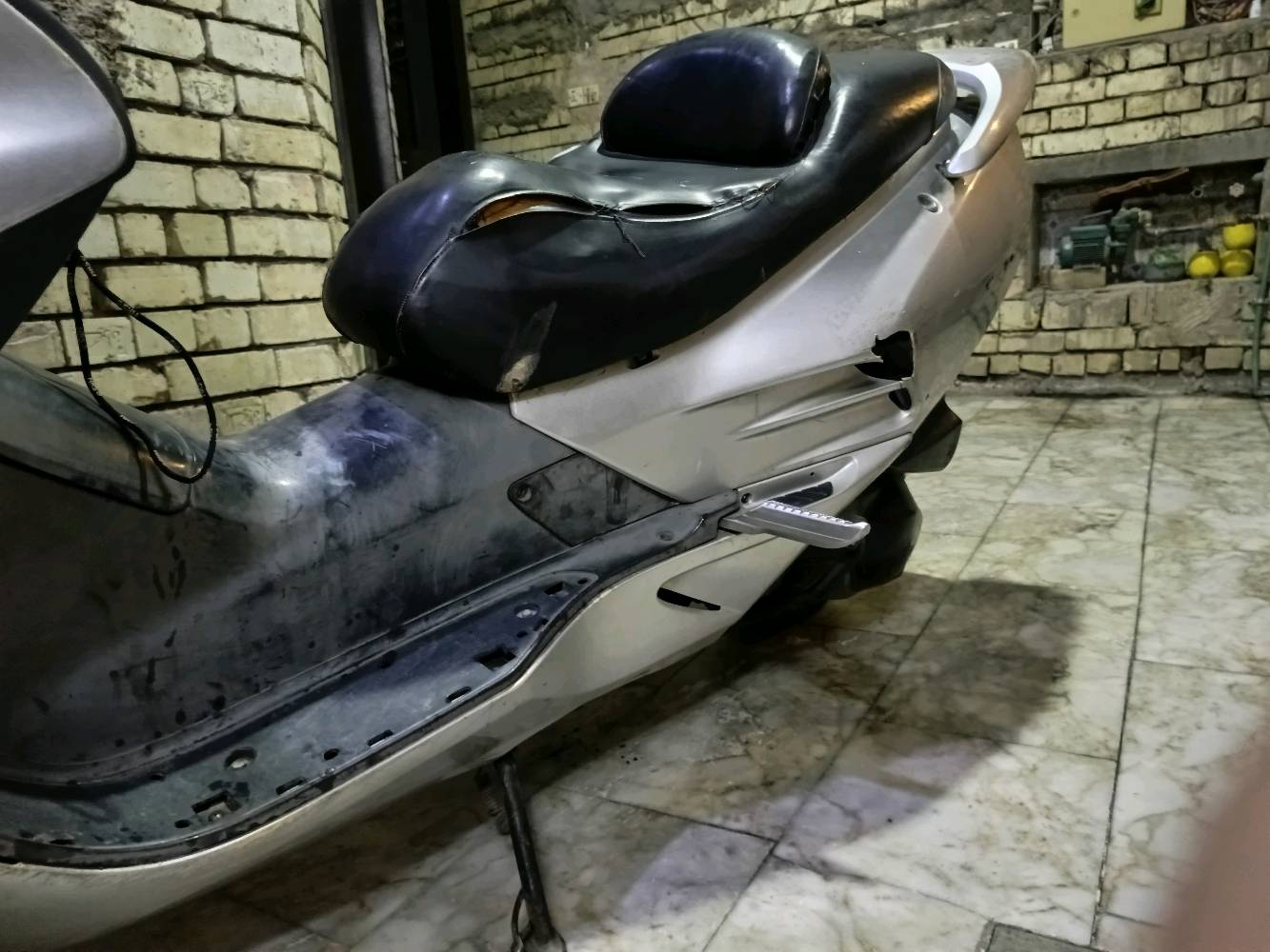 فورزة 06 MF
كابريتر بيها كازكيت 
و جوين مال راديتر 
كسر بالكڤر بالصورة فوك
الدراجة هاي وضعيتها 
الدراجة شغالة 

اذا شراي اتصر و نتوالم على السعر الي يرضيك
و ترهم مراوس بدراجة نظيفة وتراهم على الفرق
***********