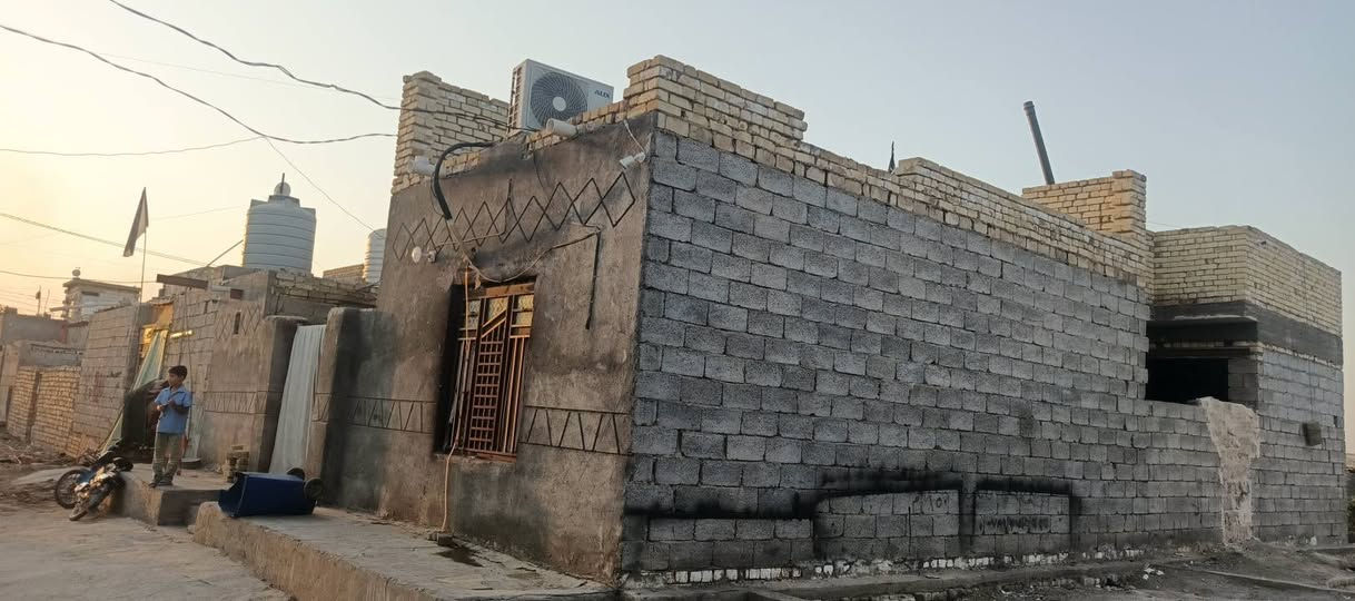 سلام عليكم الدار للبيع الموقع يم معارض السيارات قرب شارع المولده قرب اسواق سعد البيت مساحته 150 متر
 نزال 10 ب 15 البيت بلوك البيت جاهز عوزه سيراميك وبياض فقط ماي والكهرباء والنترنيت للباب السعر خاص رجان المايشتري لا يراسل ولا يخابر رقم الهاتف
 ‏‪***********‬‏
