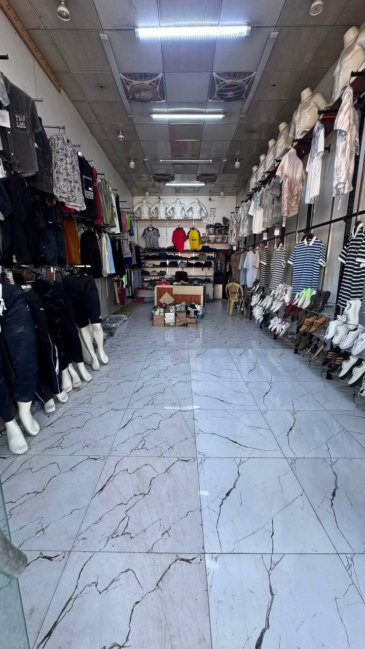 محل ملابس  للبيع ‼️👕
جاهز من كلشي 
عنوانه الشارع العام مجاور افران الصادق 
للاستفسار *********** ☎️
