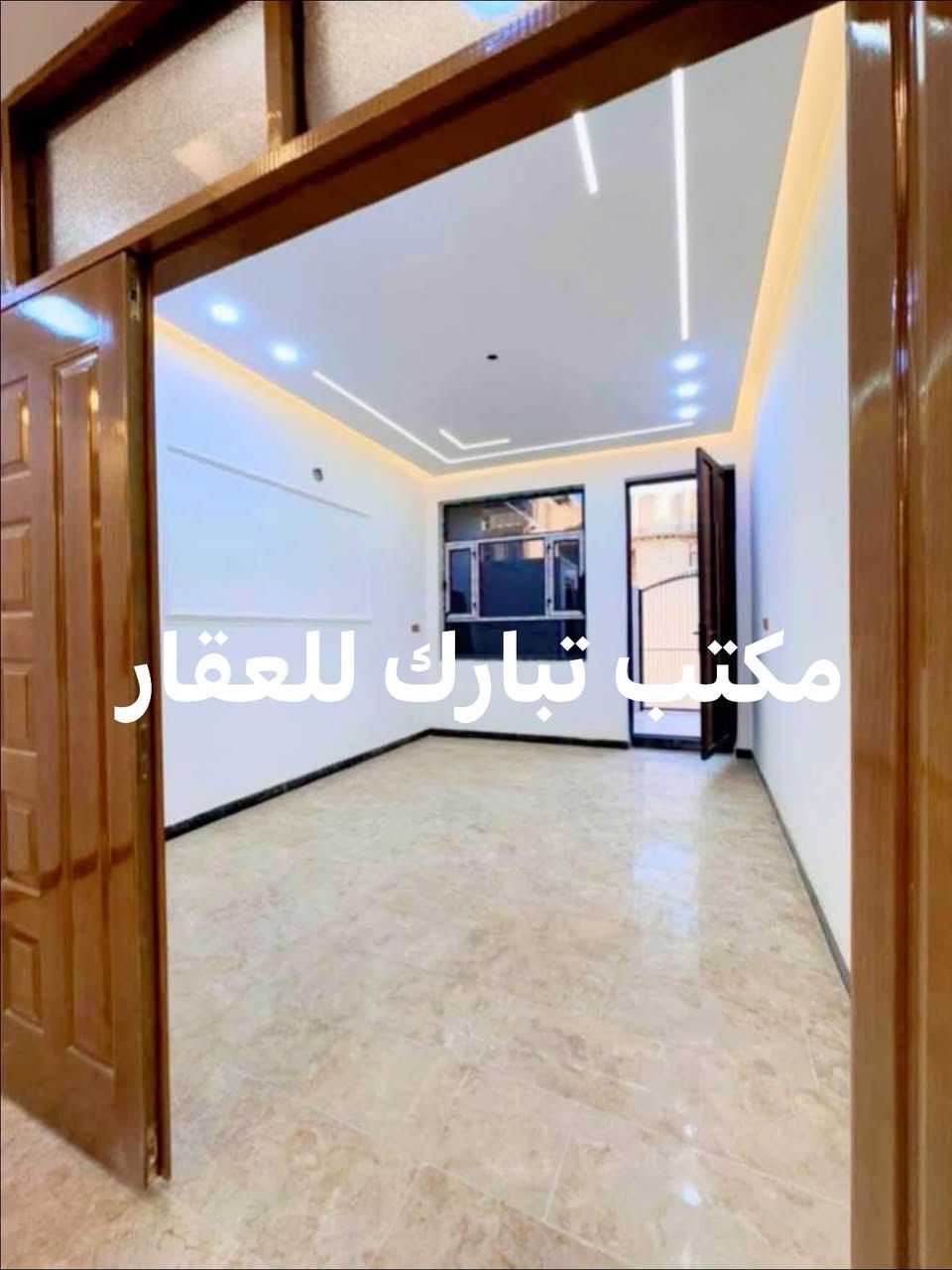 الدار للبيع 🏠مكتب تبارك للعقار 🏠
المساحة 95 م 
الواجهة 5 م 
النزال 19 م 
السعر ب275 مليون وبي مجال بسيط 🫰
العنوان الشعب شارع الاسواق المركزية مقابيل كلية الامام الكاظم عليه السلام ❤️
عرض الشارع 15 م 
عرض الرصيف 4 م امام البيت 
( مدخلين )🫰
يحتوي الطابق الارضي على كراج صغير  وخدمات خارجية واستقبال ومطبخ معزول ومنور وخدمات وغرفة نوم 
ويحتوي الطابق الثاني على غرفتين نوم وخدمات ومكان غسالة وبيتونة وسطحين
للاستفسار اكثر يرجى الاتصال على الرقم التالي (متواجد هذا الرقم على الواتس اب والفايبر والماسنجر *********** )
او الاتصال على الرقم الاخر 
***********
او زيارة مكتب تبارك للعقار والمقاولات الكائن في شارع الاسواق المركزية قرب مطعم ميامي@أبرز المعجبين

نص مكتوب في الصور:
- مكتب تبارك للعقار