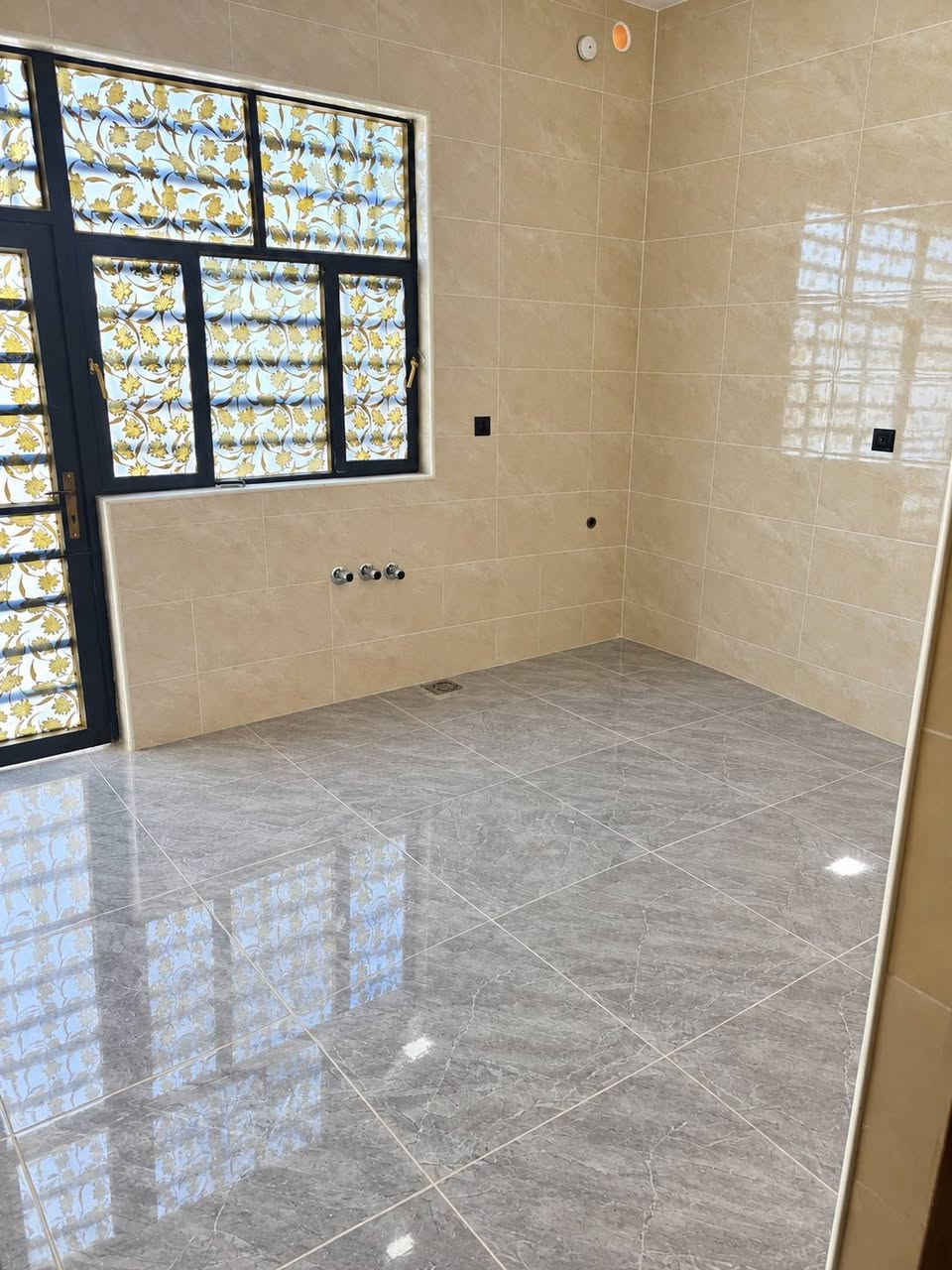 🏠 دار للبيع في الكوفة – علوة الفحل
📐 المساحة: 145 متر

✨ بيت جديد وغير مسكون، بناء درجة أولى، يتميز بـ:

أساس وسقف صب كونكريت

بناء طابوق نهروان

غرفتي نوم 🛏️

صالة

استقبال

مطبخ

حمامين 🚿

📜 نوع السند: طابو زراعي، سند 25، مرقم ومشمول بالتطويب.

📍 العنوان: الكوفة / علوة الفحل / شارع قاعة الحديد.

📞 للاستفسار والتفاصيل أكثر: ***********

🔑 الدار جاهز للسكن ومناسب للعوائل.
