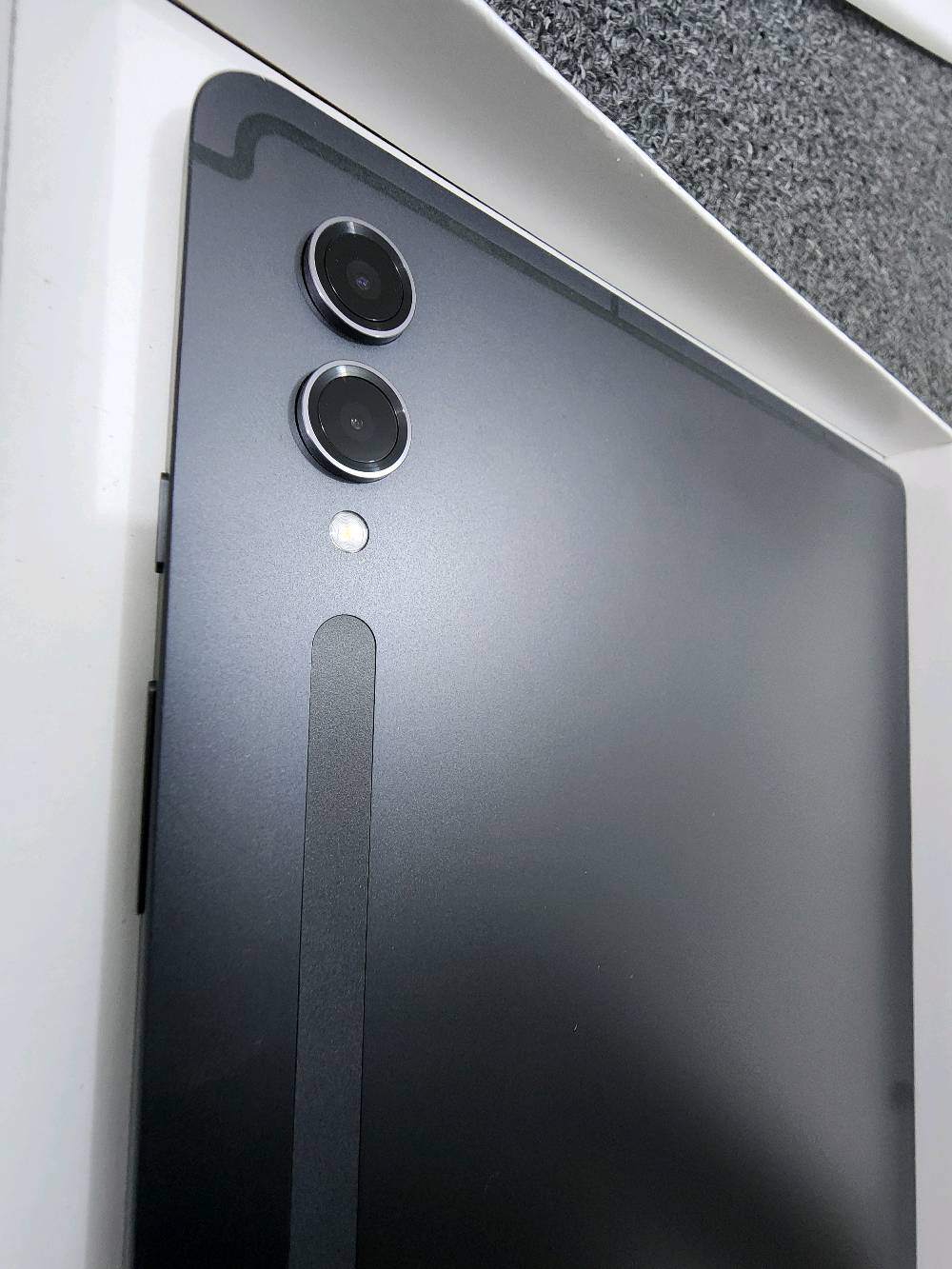 للبيع: تابلت Samsung Galaxy Tab S9 Ultra 
(مع الكارتونة)
​الجهاز نظيف جداً جداً وخالي من أي خدوش أو عيوب (أخو الجديد).
​📋 المواصفات الأساسية:
​المساحة الداخلية: 512 كيكابايت (مساحة ضخمة لتخزين الملفات والألعاب).
الرام الداخلي 12 كيكا بايت
​نوع النسخة: Wi-Fi (واي فاي).
​الشاشة: عملاقة بحجم 14.6 بوصة من نوع Dynamic AMOLED 2X، تقدم أداء خرافي بمشاهدة الفيديوهات والألعاب.
​الأداء: معالج قوي جداً Snapdragon 8 Gen 2 for Galaxy يشغل أقوى اللعبات والتطبيقات بسلاسة تامة.
التابلت ضد الماء والغبار بالكامل
​الملحقات: ( الكارتون الخاص بالتابلت، والقلم الأصلي غير مستخدم، وكيبل الشحن الأصلي غير مستخدم)
​السعر: 850 الف 
​مكان السكن: [الديوانية]
​للتواصل والاستفسار: (الاتصال او المراسلة على الواتساب على الرقم: [***********)
يوجد خدمة توصيل في الديوانية والنجف فقط
هل التابلت بعده عليه ضمان، وإذا نعم شكد مدته ومنو شركة الضمان؟: 
صار سنتين ماخذه وضمان برج العرب
شنو سبب البيع؟ والجهاز استعماله قليل لو مستخدم بشكل طبيعي؟: 
فقط اريد ابيعه لان ما استخدمه واستعماله قليل 
بالنسبة للبطارية والشحن: أكو أي ملاحظات مثل ضعف بالشحن، سخونة، أو نزول سريع؟: 
لا ابد
هل الجهاز مفتوح على حسابك وجاهز للتسليم، أو بعده مربوط بحساب/قفل؟: 
نعم
السعر 850 ألف نهائي لو بيه مجال بسيط للمساومة؟: 
نهائي