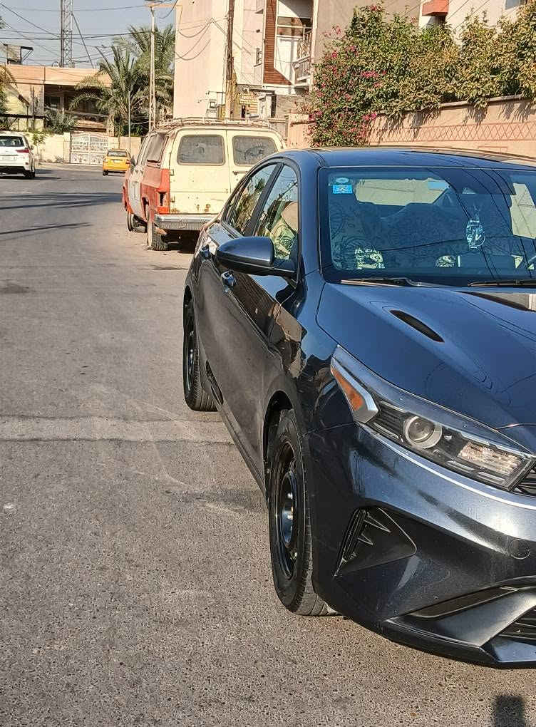 السلام عليكم للبيع كيا فورتي ٢٠٢٣ وراد امريكي حادث جاملغ خلفي وباب وصبغين الصفحه توحيد لون بدون دواخل لغود شواصي مكفوله السياره ماشيه٢٨ الف كير مكينه حداديه كله مكفوله وعلى وظع الشركه السعر١٢٨ وبيه مجال بصيط للستفسار *********** بغداد, العراق
