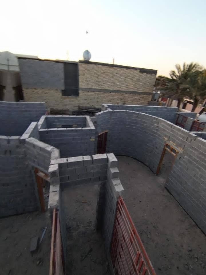 ​✨ فرصة استثمارية / بيت للبيع في حي جبيل
يتوفر بيت للبيع في موقع ممتاز:
​الموقع: حي جبيل - قرب جامع معاوية.
​المساحة الإجمالية: 200 متر مربع.
​الواجهة: 10 متر | النزال: 20 متر.
​تفاصيل البناء: بناء بلوك مكتمل حتى الطابق الأول (غير مسقف)، ويحتوي على الأبواب والشبابيك.

السعر 85 وبي مجال 

يرهم مراوس ببيت كامل ومساحه اقل 

​الوضع القانوني: طابو صرف مناصفة.
​📩 للتواصل ومعاينة العقار: يرجى الاتصال على الرقم [***********] أو المراسلة عبر الواتساب.
