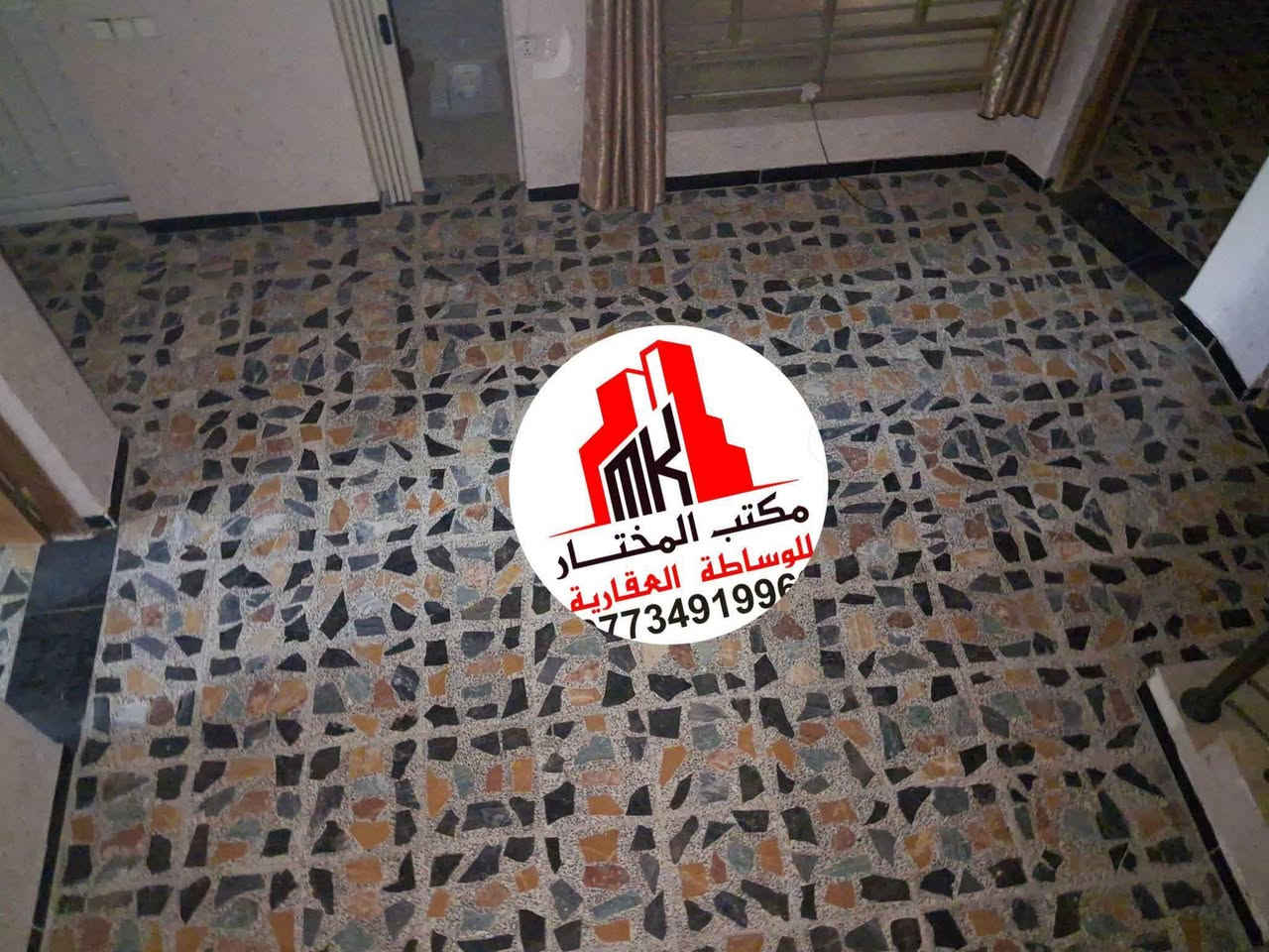 🏠 #للايـــجـٰــآر___في___السيـديـه 🏠
بيت طابق اول ٢٠٠ متر معزول عزل تام #نظيف جدا جدا 
البيت يتكون من مدخلين باب قاصه واجهة حجر 
يحتوي على صاله كبيره ومطبخ و غرفتين كبار  وهول كبير 
وصحيات عدد ٢ وبيتونه وسطح كامل
الموقع مربع الاربعميه مقابل اعداديه الصناعه 
بدل الإيجار ٨٥٠ الف 
📱______________  ☎️ 
للاستفسار #مكتب_المختار_للوساطه_العقاريه
اتصال +واتساب 📞 📱 
***********

نص مكتوب في الصور:
- مكتب المختار للوساطة العقارية 773491996
- MK مكتب المختار للوساطة العقارية 773491996