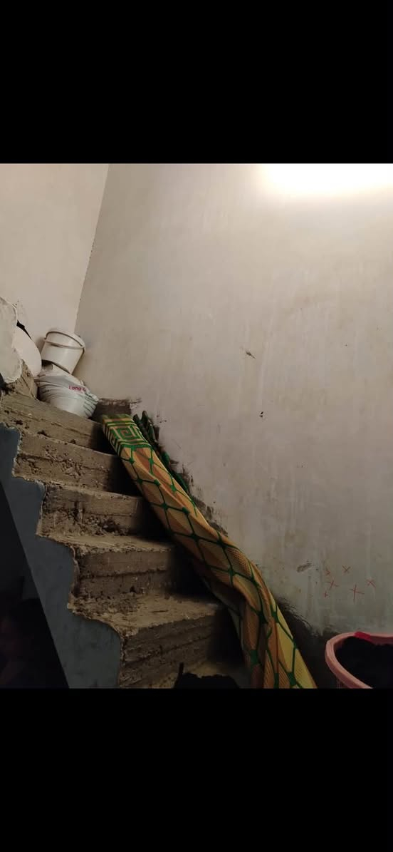 دار للبيع
دار للبيع في جكوك خلف البانزين خانة 90 متر واقع حال 85 يتكون من صالة وحولي وغرفة وصحيات موقعه قريب عالشارع 
للاستفسار تلفون او واتساب ***********

