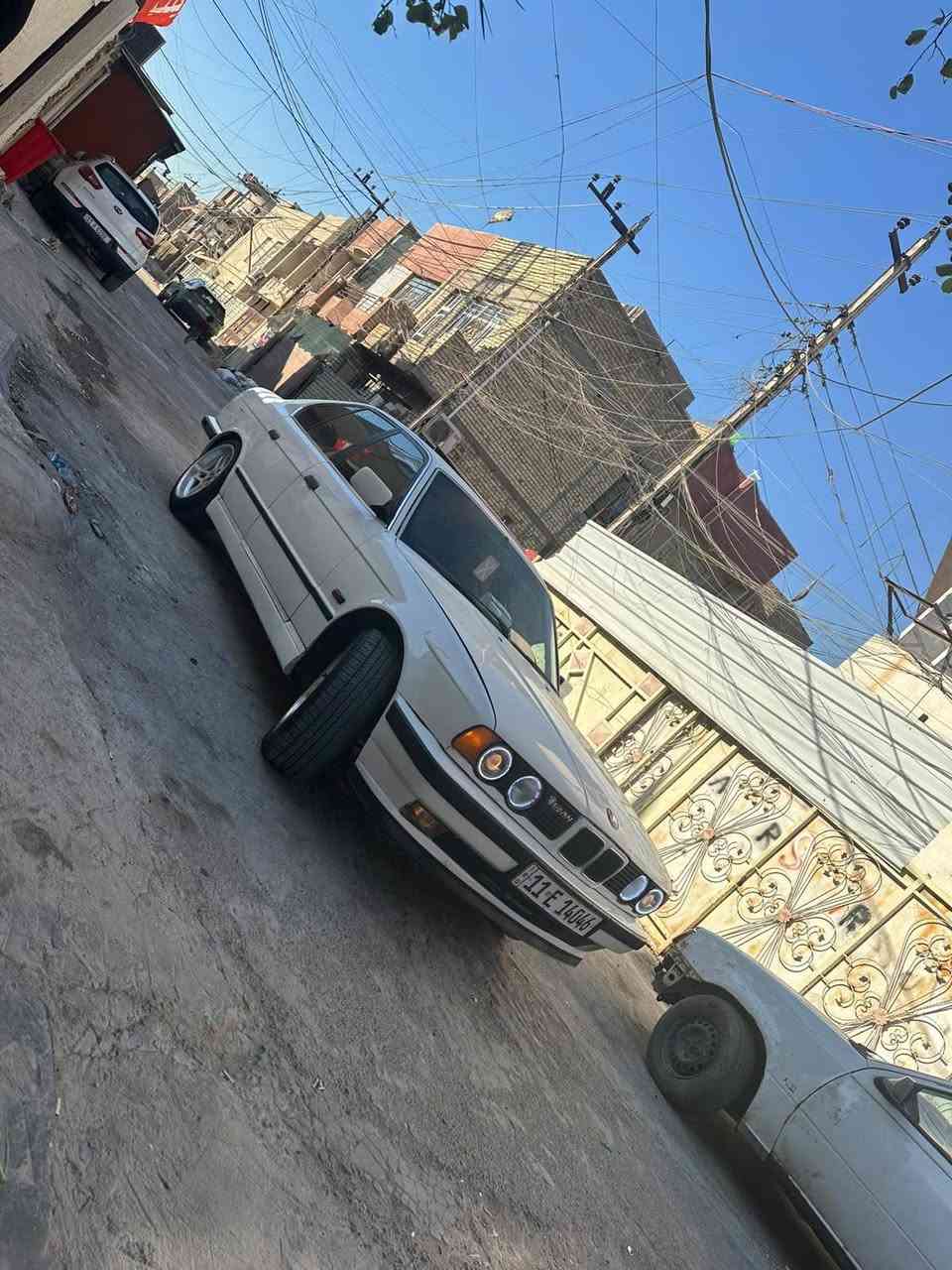 سلام عليكم للبيع بي ام دبليو 525مديل 1991سياره جاهزه كير محرك صدر تخم تاير تبريد ثلج قطعتين زنون سستم سماعات رقم بغداد نكليزي مشروع وطني سياره جاهزه مابيه كل نقص وحلوه ترايها يخبل مكان بغداد البنوك *********** السعر ٥٠وبيها مجال
