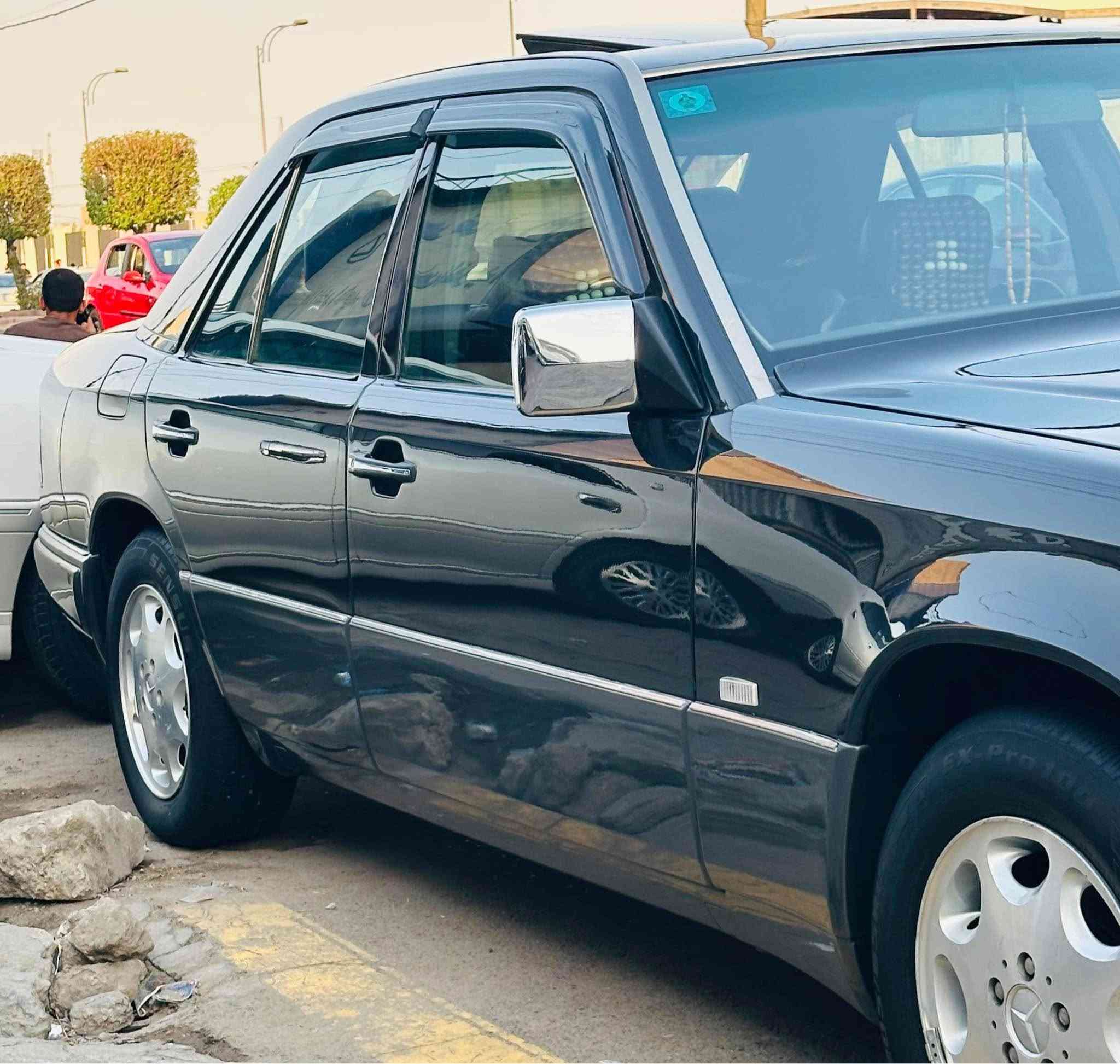 للبيع مارسدس دب 300 موديل 1994 كفاله ضربه وشواصي ولغود محرك 300 عنكبوت طخم تاير تبريد ثلج حداديه جديدة صبغه جديدة سياره احلى من الصور اجدد دب بخواتها وبموديلها سياره جاهزه من كل نواحي رقم بغداد دولي ب اسمي تحويل ثاني يوم للاستفسار *********** السعر 87 وبيها مجال بسيط للشراي بيع فقط بغداد, العراق
