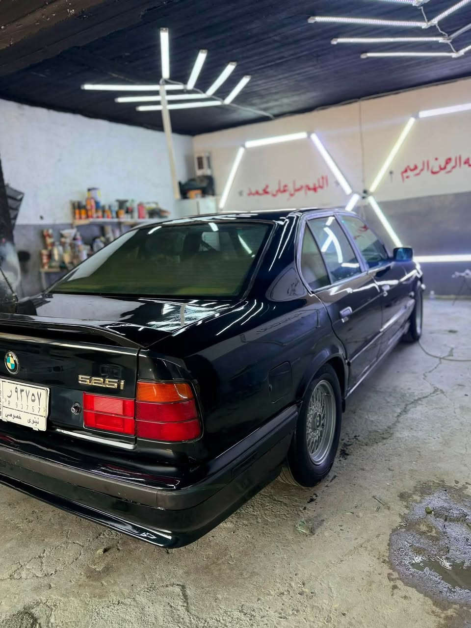 سيارة لبيع موديل 90محرك وكير شرط
طخم جديد طخم تاير جديد 
ويل خليه اصليه 
صبغ جماليه بجم عريض اصل فتحه سقف 
غرفه جديد كشنات جلد كير اوتو 
تبريد ثلج شرط سيارة جاهزه من كلشي 
العنوان موصل حي البكر تفاصيل اكثر *********** بي واتساب الرقم متواجد خاص السعر 60وبي مجال لطيبين
