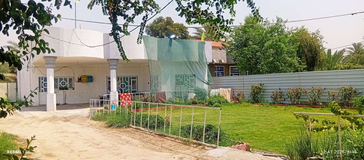 السلام عليكم للبيع قطعة ارض المساحه 10دونم الواجهه 125متر  والنزال 250متر وتحتوي على دونمين ونص عقد متصله بالشارع الخلفي ما عده العشر دوانم وتحتوي على خمس بيوت صب واثنان سندويش وجنس الأرض طابو بستان وامامهه ثلاث نهران ماء   وموقع الأرض شارع المطار قريه المثاثات تبعد عن شارع التبليط 500متر والاستفسار الاتصال بالرقم التالي   ***********
