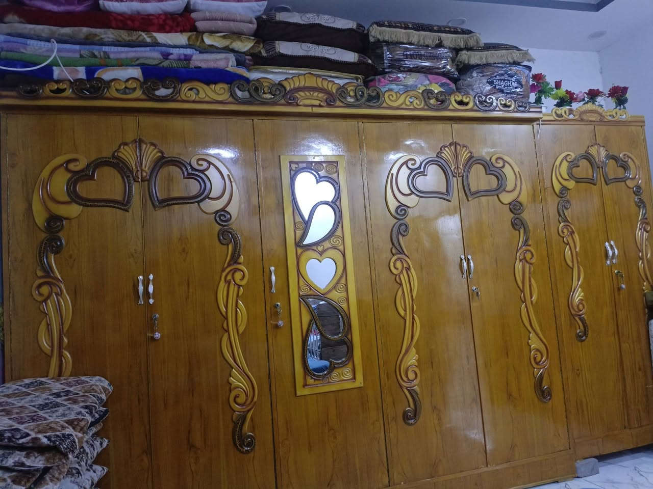 غرفة اخشاب جديدة صارلها 4 اشهر يمي خمس قطع 
سعرها 600 بيها مجال

للاتصال ***********

