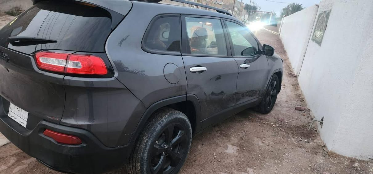 سلام عليكم جيب بزون شيروكي مديل 16 سياره جاهزه وحلوه حادثها بنيد وجاملغ وبيها سونار  للبيع او مراوس 
***********
