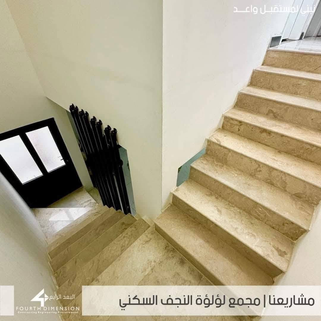 منزل مميز للبيع في مجمع لؤلؤة النجف السكني
المواصفات العامة:

​الموقع: مجمع لؤلؤة النجف السكني (موقع راقٍ وخيارات خدمية متكاملة).

​المساحة: 150 متر مربع.

​التصميم: طابقين (فئة المميز).

​الموقع الداخلي: بيت ركن يطل على ساحة واسعة (إطلالة مفتوحة ومساحة إضافية للوقوف). 

​الحالة: جاهز للسكن الفوري.

​تفاصيل البيت:

​الغرف: 4 غرف نوم واسعة.

​الاستقبال: صالة استقبال ضيوف مريحة وبترتيب حديث.

​المطبخ: مطبخ نظامي بتصميم عملي.

​الخدمات: صحيات متكاملة في الطابقين.
للأستفسار / *********** يتوفر واتساب
