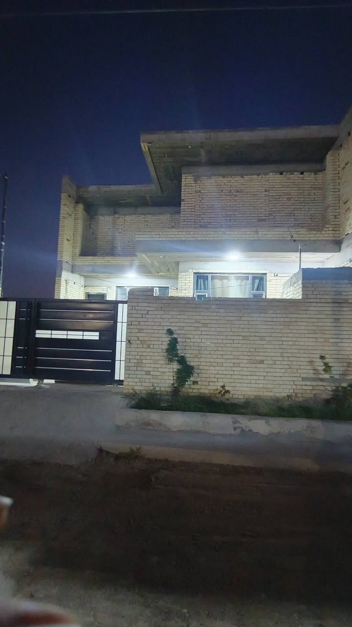 السلام عليكم
@الموقع الاصداميات 
بيت 250 متر نزال 25 واجهية 10 طابو مُلك صرف مكون من استقبال و غرفتين نوم سويت و غرفة عاديه و مطبخ و صاله و صحيات كامله طابق ثاني نفس بناء الطابق الارضي  لاكن الطابق الثاني هيكل فقط دون استاره و بيتونه 
استقبال 9*4.5
مطبخ 7*5.5
غرفة نوم اولى سويت  6*5
غرفة نوم ثانيه 4*4.5
صحيات داخليه 3*2
يحتوي على ثلاث مناور للتهويه  وصحيات خارجيه بناء حديث تم السكن بشهر 1 بناء درجه اولى  چص و بورك بورسلين ابواب قاصه خارجيات و داخلين تركيه شبابيك pvc اسود  
للاتصال  عبر الارقام التاليه: 
***********
***********
Abu Sultan AL Shammari
