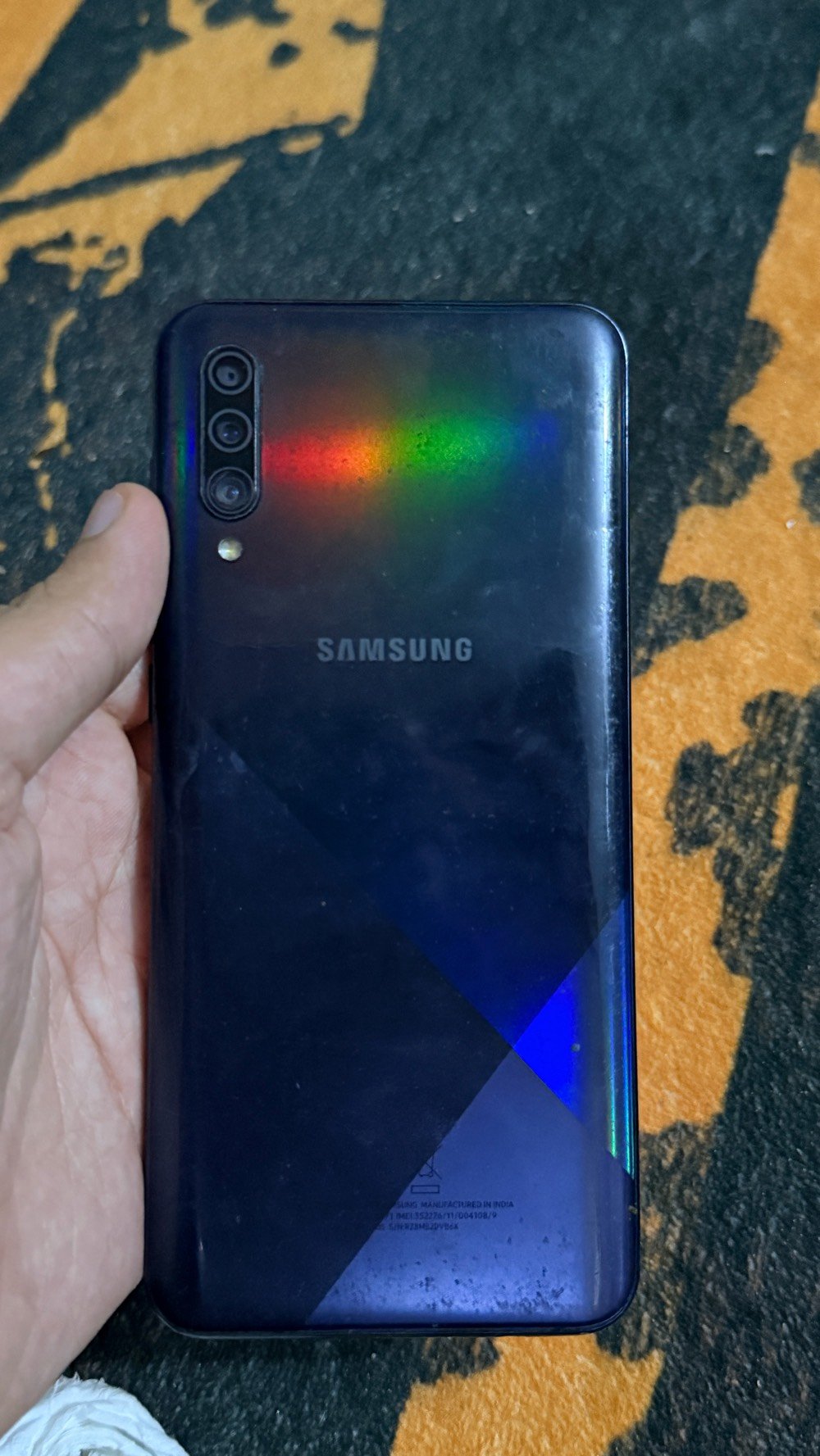 السلام عليكم ورحمة وبركاته
الشاشة: مقاس 6.4 بوصة من نوع Super AMOLED تقدم ألواناً زاهية وتجربة مشاهدة ممتعة.
 التصميم: ظهر زجاجي ثلاثي الأبعاد بلمسة هولوغرافية مميزة (Prism Crush) تعكس الضوء بألوان الطيف.
 الكاميرا الخلفية (ثلاثية):
 25 ميجابكسل (رئيسية) بفتحة عدسة واسعة F/1.7 لتصوير واضح في الإضاءة المنخفضة.
 8 ميجابكسل (عدسة تصوير عريض Ultra-Wide) لتغطية زوايا أكبر.
 5 ميجابكسل (مستشعر عمق) لعزل الخلفية واحترافية صور البورتريه.
 الكاميرا الأمامية: 16 ميجابكسل لالتقاط صور سيلفي ناعمة وواضحة.
 البطارية الشحن: سعة 4000 ملي أمبير تكفي لاستخدام يوم كامل، مع دعم الشحن السريع بقوة 15 واط عبر منفذ Type-C الحديث.
 الأمان: مزود ببصمة يد مدمجة تحت الشاشة (On-Screen Fingerprint) بالإضافة إلى خاصية التعرف على الوجه.
 الأداء والذاكرة: معالج ثماني النواة Exynos 7904 مع ذاكرة عشوائية (RAM) تصل إلى 4 جيجابايت، ودعم تركيب شريحتين مع كارت ذاكرة خارجي في وقت واحد.
السعر:- 120 الف وبي مجال