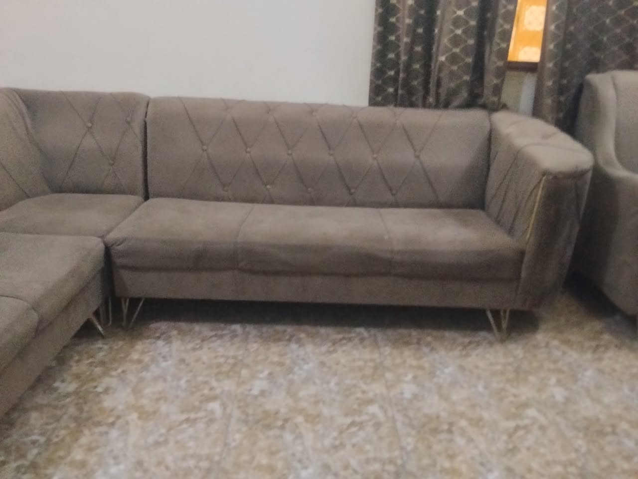 السلام عليكم غراض للبيع تخم ديوان بحاله جيده كنتور خمس بيبان بحاله جيده ميز طعام الاتصال على الرقم ***********
