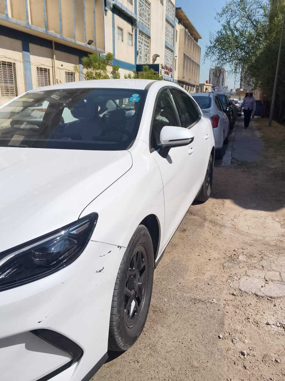 السلام عليكم
من رخصة مدير الكروب BYD
سيل 5
موديل ٢٥ 
ماشيه ٤٠٠٠ الف 
بيها بارد بخشم الجاملغ
وشخط بالباب الخلفي 
رقم بغداد 
السعر ١٩٨٠٠
***********
