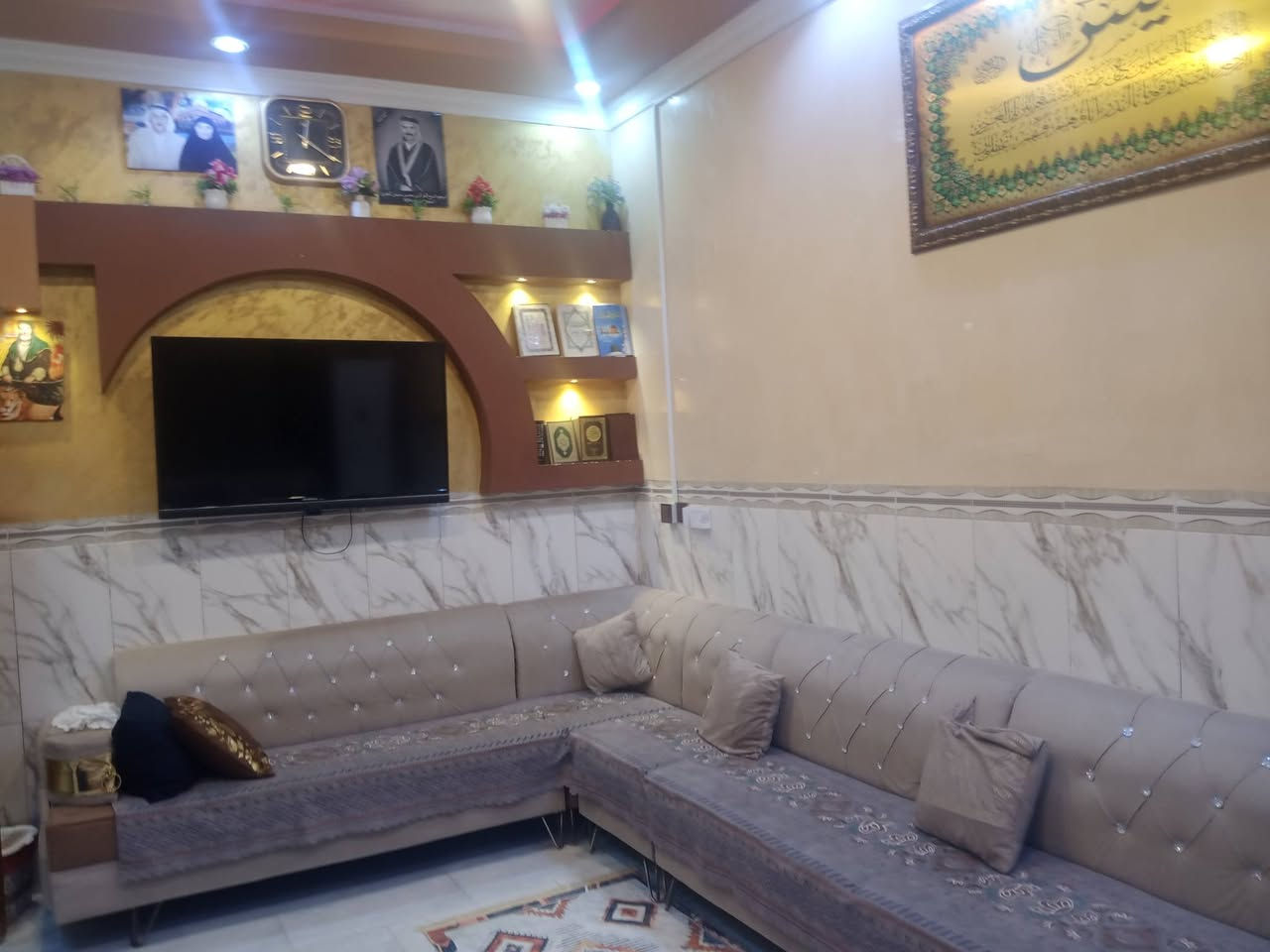 من رخصة مدير الگروب المحترم
دار للبيع مساحة (١٠٠م)
طابو زراعي سند ٢٥ ملك صرف
منطقة كافة الخدمات تبليط مجاري نت حكومي بناء طابوك طابقين ارتفاع السقف (٣،٢٥٠) السقف جبسن بورد للطابقين يتكون الطابق الاول غرفة نوم +استقبال ومطبخ حار وبارد وحمام ارضية البيت مرمر ايطالي+حمام خارجي
والطابق الثاني يتكون من غرفة نوم عدد(٢) كبيره الاولى ٥*٥ مع بالكونه والثانيه ٥*٤ + حمام وجلسة استراحة والسطح شتايگر
عنوان شعب سريدات القديمه الأولى
 للاستفسار  ***********/اتصال او واتساب
