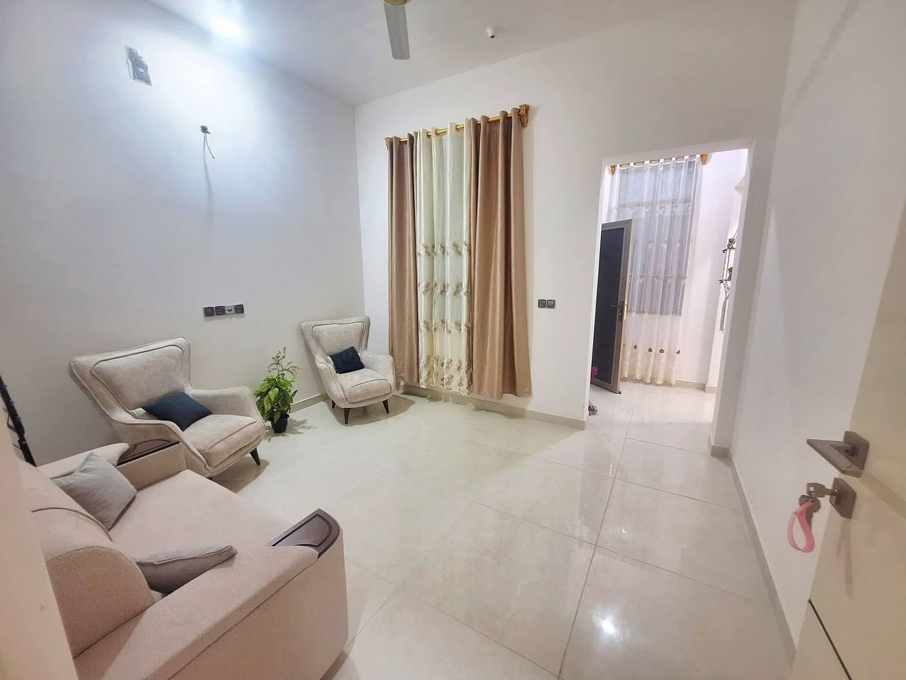 يوجد بيت بخنيطله الجديده زراعي  مساحة 220 متر وبي فضله 14 متر/بيت طابوق/صب/كامل من كل النواحي بناء درجة اولى السعر 130  مع مجال للشراي للتواصل ***********
