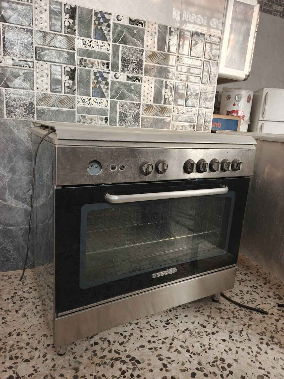 سلام عليكم طباخ وثلجه جديد شغالت مستعجل سعر 250 سفسار ***********
