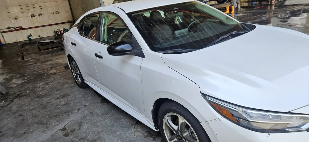 🚘 نيسان سنترا SR موديل 2020
⚫ اللون: ابيض صدفي
🔧 المحرك: 2.0 لتر – 4 سلندر
⚙️ القير: CVT أوتوماتيك
💨 الدفع: أمامي
📍 العداد : 110,000 كم 

✅ السيارة مرتبة ومستخدمة شخصياً
✅ المواصفات SR
✅ مكيف وتبريد ممتاز
✅ كاميرا خلفية
✅نقاط عمياء
✅ شاشة carplay , android auto
✅ مثبت سرعة
✅ تحكم ستيرن
✅ تشغيل بصمة/ وتشغيل عن بعد
✅ رادار امامي لتجنب الصدمات
✅ رادار خلفي
✅ رادار جانبي لتحديد مسار الطريق
✅ أنظمة أمان متعددة 

وبعد مواصفات ال SR في الوارد الامريكي المعروفة
السيارة نظيفة واستخدام شخصي
⚠️ ضرر السيارة كما موضح بالصور . 

رقم الشاصي / 3N1AB8DV7LY255194 

💰 السعر: [ 140 ورقة وبيها مجال للشراية] 

مكان السيارة
بغداد / بسماية 

للاستفسار والتواصل: ***********
***********
