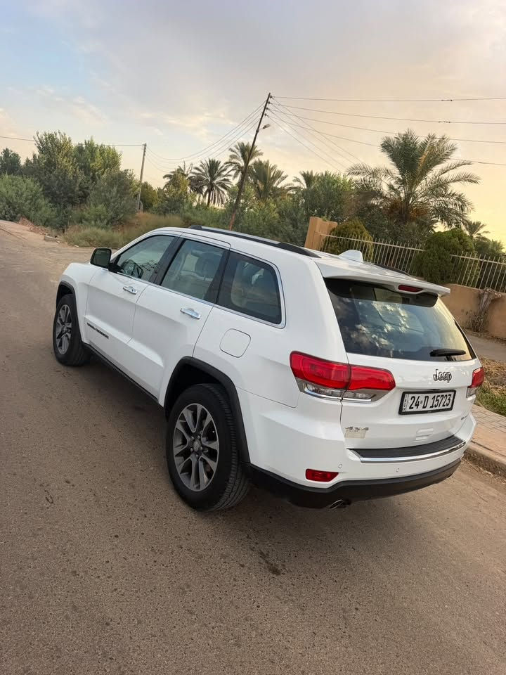 للبيع جيب جراند شيروكي Limited موديل 2018
• خليجي
• 6 سلندر
• محرك 3,600
• مقاعد 5
• دفع رباعي 4×4
• گير أوتوماتيك 8 سرعات
• ماشية 97 ألف كم
• نظام Start/Stop لإطفاء وتشغيل المحرك تلقائياً عند التوقف، لتقليل صرف الوقود
• زراگات 
• قطعتين تبريد
• تشغيل بصمة
• دخول ذكي
• تشغيل عن بُعد
• 2 بصمات
• إضاءة ذكية تشتغل وتطفي أوتوماتيك
• حساسات مطر 
• رادار خلفي
• كاميرا خلفية
• حساسات أمامية وخلفية
• فتحة سقف بانوراما
• شاشة وسطية تدعم Android Auto وApple CarPlay
• بلوتوث
• تحكم كهربائي بالمقود
• تدفئة المقود
• مثبت سرعة
• مكيف أوتوماتيك
• مقاعد جلد
• مقاعد أمامية كهربائية
• ذاكرة مقعد السائق
• تسخين وتبريد المقاعد 
• مرايات كهربائية وطي كهربائي
• باب خلفي كهربائي
• أنظمة ABS وESP
• وسائد هوائية
• رقم دهوك بإسمي
• السنوية للـ2029

الصيانة:
• مبدل بساتم 14، ما بيها دوانص أبداً بالعادي
• مبدل صدر
• تايرات كلش نضيفات
• السبير بعده ما نازل
• مبدل بطاريتين، الجبيرة والصغيرة
• السيارة صارلها حوالي 6 سنين على إيدي

⛔️ ملاحظة مهمة:
السيارة بيها حادث جاملغ بالجهة الأمامية اليسرى وشوية من البنيد، وگع عليها محجر مال كية وهي طابكة، والصور موجودة وواضحة بالإعلان، يعني مو حادث دعم. للعلم مصلحة وكاملة

السيارة موجودة ببغداد أو صلاح الدين بين شغلي والبيت اللي يحب يشوفها

☢️ السعر: 240 ورقة قفل

السيارة 5 ركاب، مواصفات خليجية.

ملاحظة:

إذا ميناسبك المنشور، لتعلق لطفاً  ممجبور❤️

للاستفسار والتفاصيل:
***********
***********
