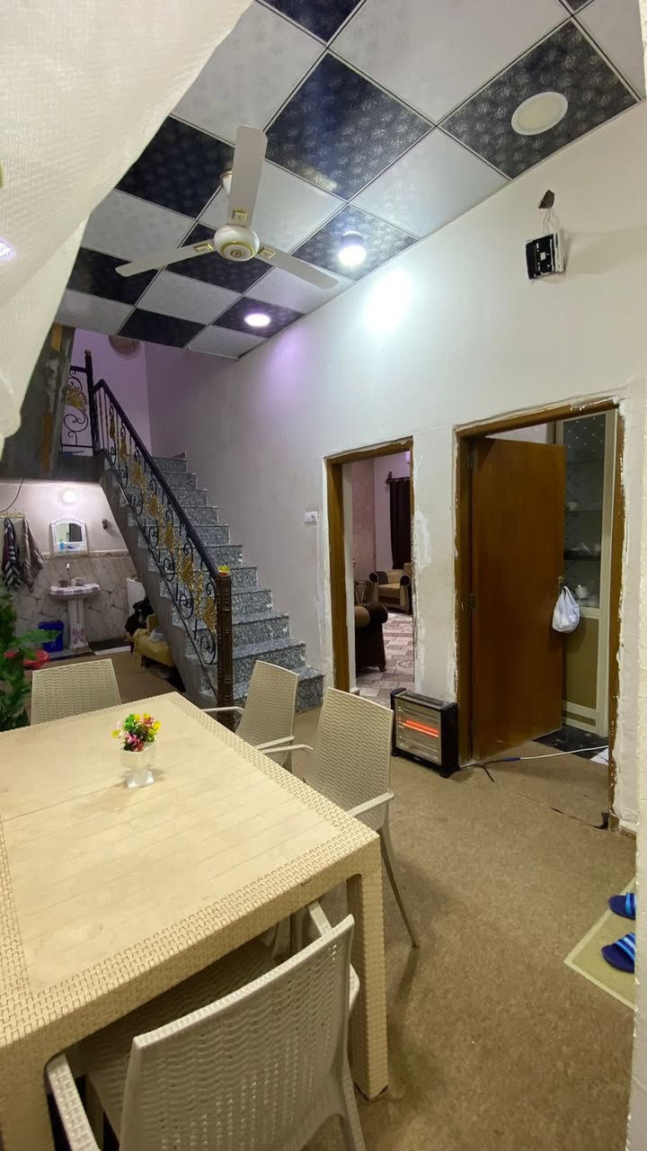 بيت للبيع في البصرة، الجزيرة.
المساحة: 167 متر، طابو صرف زراعي.
 الموقع: قرب شارع زين العابدين، ونزلة أبو الزوري، وقريب من مدرسة المنهاج الأهلية.
 غرفتين منام + صالة + ديوانية + مطبخ كامل (كاونتر تفصال).
 صحيات داخلية وخارجية.
 حديقة صغيرة ومنور خلف البيت.
 المميزات: بناء طابوق قوي، متوفر كهرباء وماء وماطور ماء، وخط مولدة.
 
 للاستفسار: *********** سعر 75 قفل 🔐
