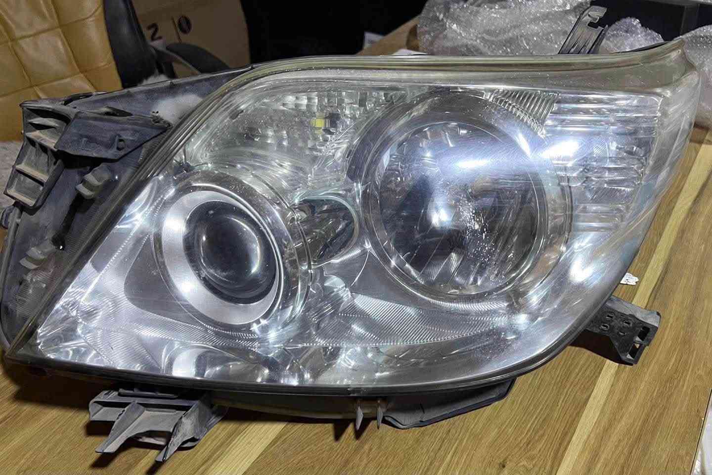 قطع غيار برادو 
***********

نص مكتوب في الصور:
- DLAA TOYOTA LAND CRUISER PRADO 2014-17 FOG LAMPS TY-646
- اور لقطع غيار السيارات ***********
- UR لقطع غيار السيارات *********** PIXELCUT.APP