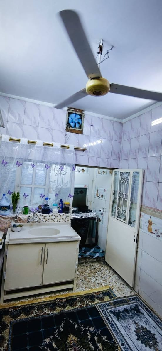 السلام عليكم 
نص قطعة خلفية 72 متر مسلح قاطين ونص قطاع 18 حي الكراد  فرع العيادة الشعبية الطابق الاول ستقبال+مطبخ سراميك+هول صحيات حمام+توالت+ترك الطابق الثاني 3غرف الطابق الثالث يحتوي على غرفة كاملة صندويج 3×4 كما موضح في الصورة 
الاستفسار رقم الهاتف ***********
